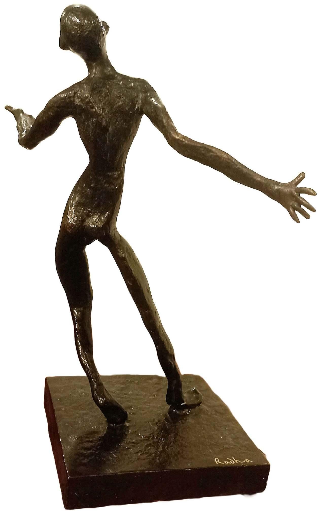 K.K. Radhakrishnan - Figure de la rampe - Musui
Bronze
H 13 x L 10.25 x P 8 pouces
(Livré)

Cette sculpture en bronze de K.S. Radhakrishnan capture un personnage dans une position ouverte et accueillante, dégageant un sentiment de joie, de mouvement