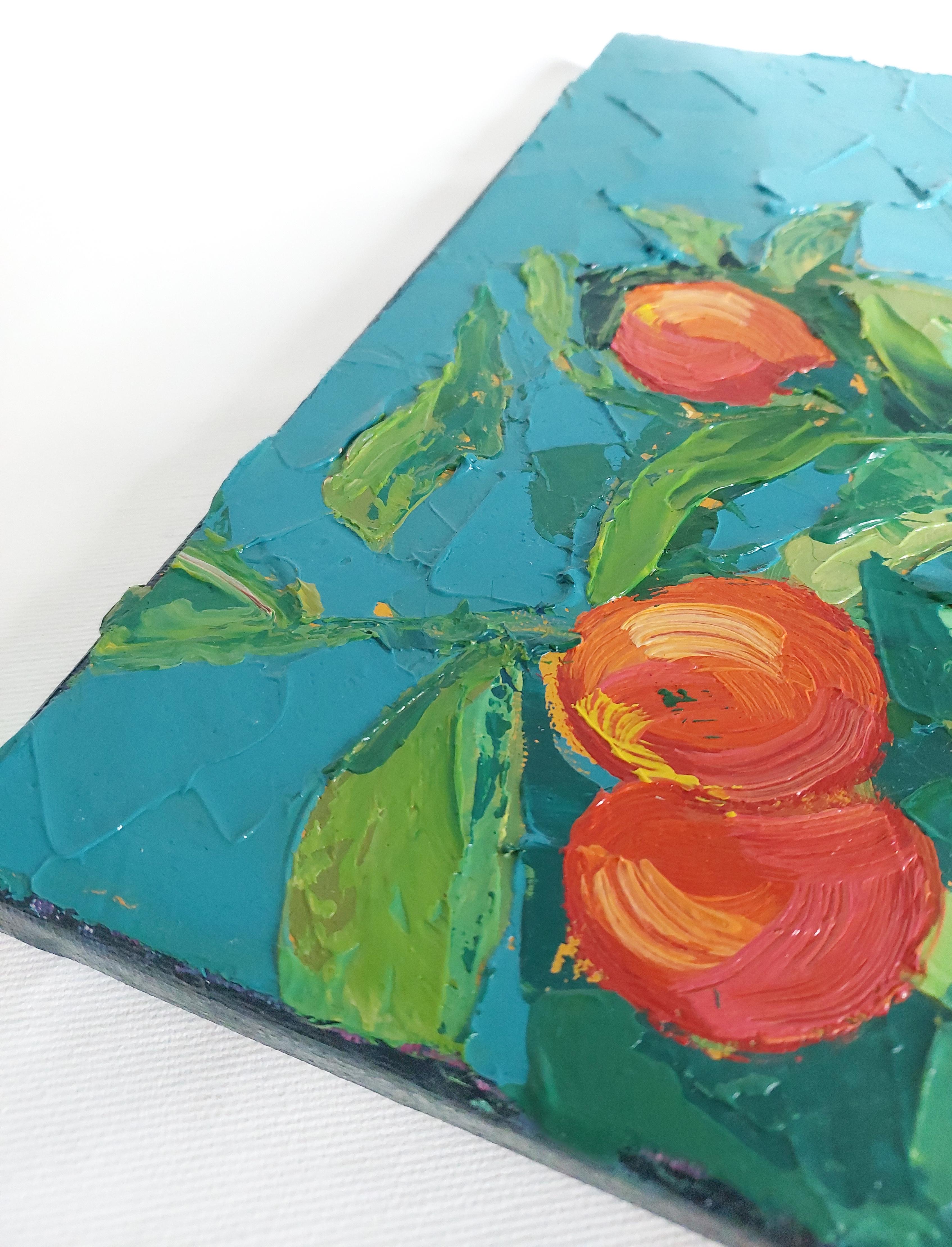 Sunlit Tangerines ist hell, saftig und voller Leben und erinnert an die Wärme eines sonnigen Tages in Marrakesch. Mandarinen schimmern an ihren Zweigen wie festliche Glaskugeln unter dem türkisfarbenen Himmel, ihr Duft mischt sich mit dem sanften