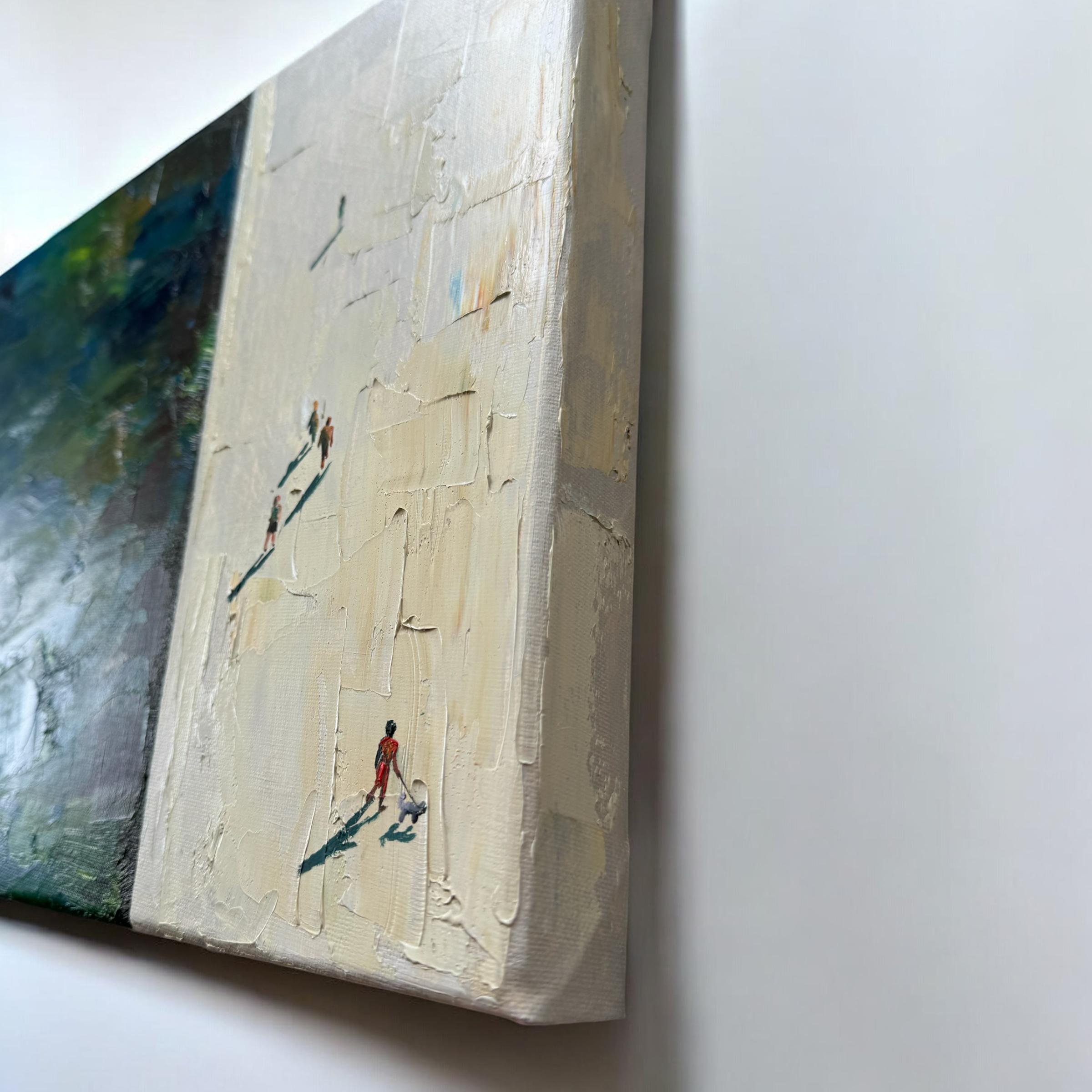 Questo quadro racconta una storia di contrasti: tra l'oceano vasto e imprevedibile e la piccola e fugace presenza delle persone sulla riva.
I blu e i verdi profondi dell'acqua sembrano selvaggi e potenti, mentre la spiaggia sabbiosa è calma e