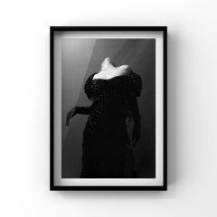 „Black Iris“ Fotografie 29.5" x 24" in Auflage von 15 Stück von Kseniya Vashchenko