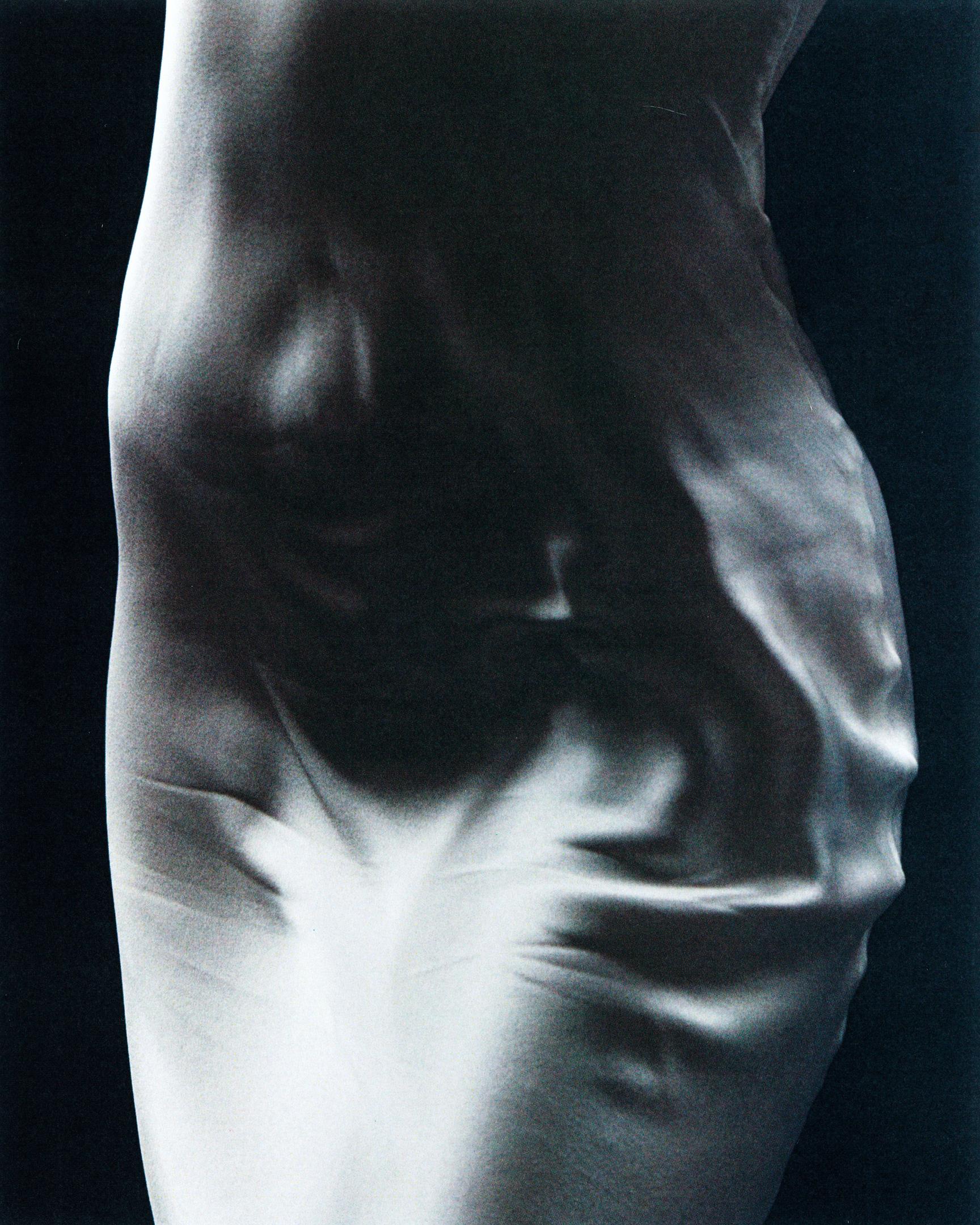 „Deep Blue and Silver“ Fotografie 29.5" x 24" in Ed. von 15 von Kseniya Vashchenko