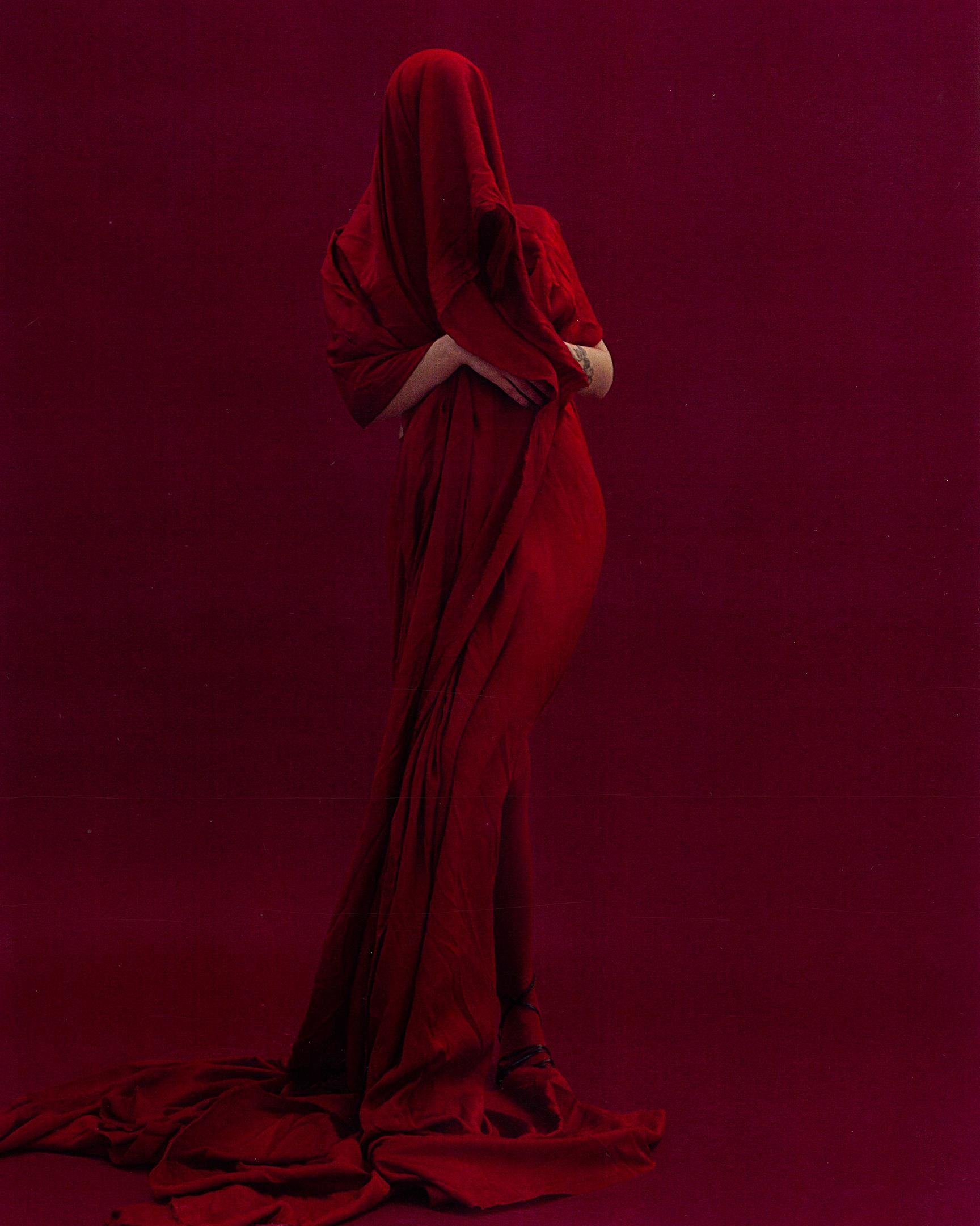 „Deep Red“ Fotografie 29.5" x 24" in Auflage von 15 Stück von Kseniya Vashchenko