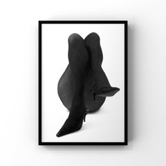 "Piernas sobre blanco" Fotografía 49" x 39" en Edición de 3 por Kseniya Vashchenko