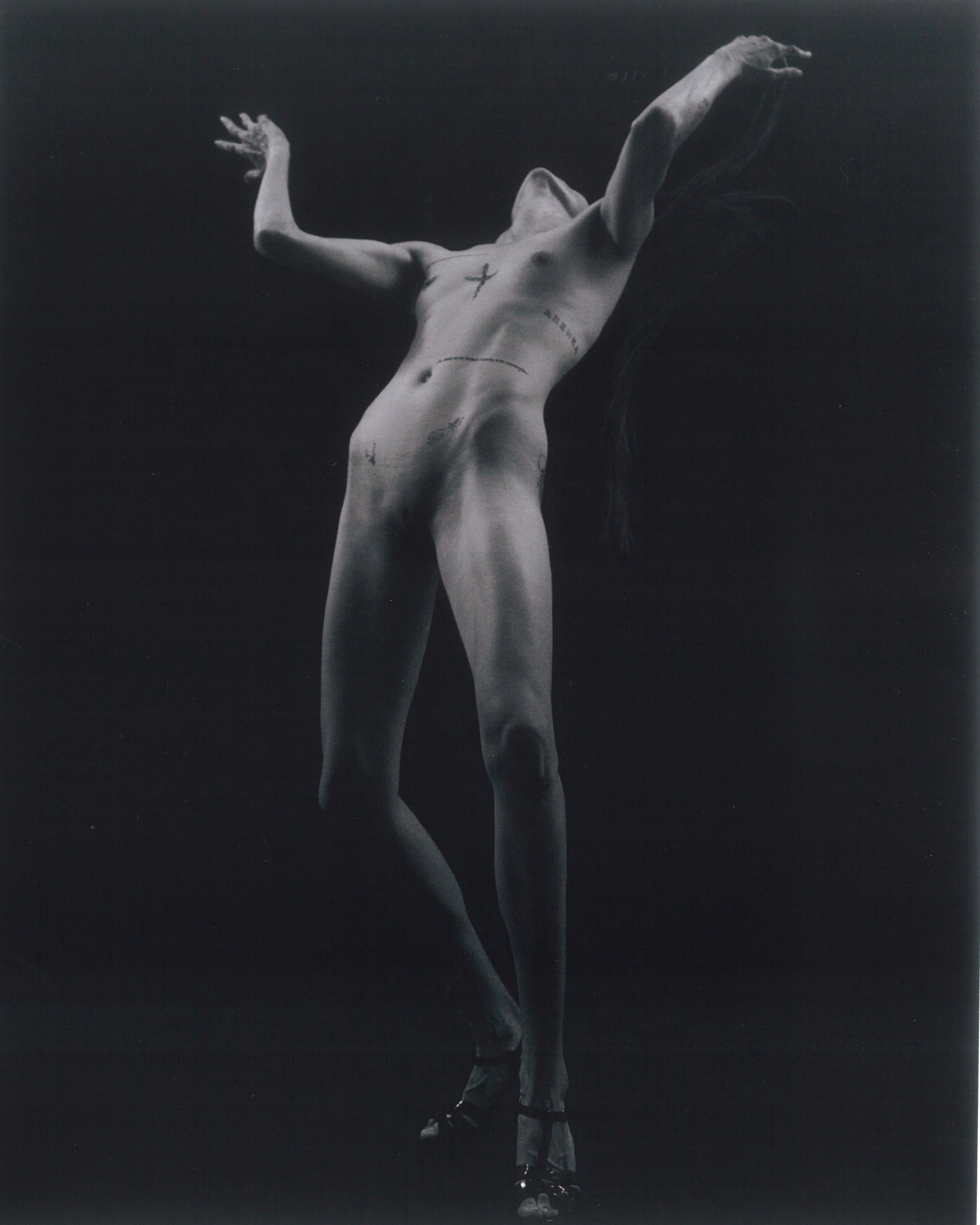 "Vaiora" Aktfotografie 39" x 31" in Auflage von 7 von Kseniya Vashchenko

Nicht gerahmt. Wird gerollt versandt. 

Verfügbare Größen: 
Auflage von 15: 29,5" x 24" in 
Auflage von 7: 39" x 31" in
Auflage von 3: 49" x 39" in

Kseniya Vashchenko, eine