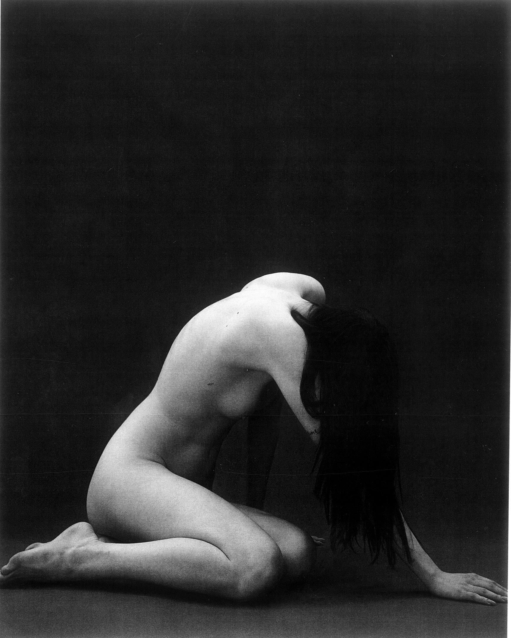 "Vulnerable" Aktfotografie 29,5" x 24" in Auflage von 15 von Kseniya Vashchenko