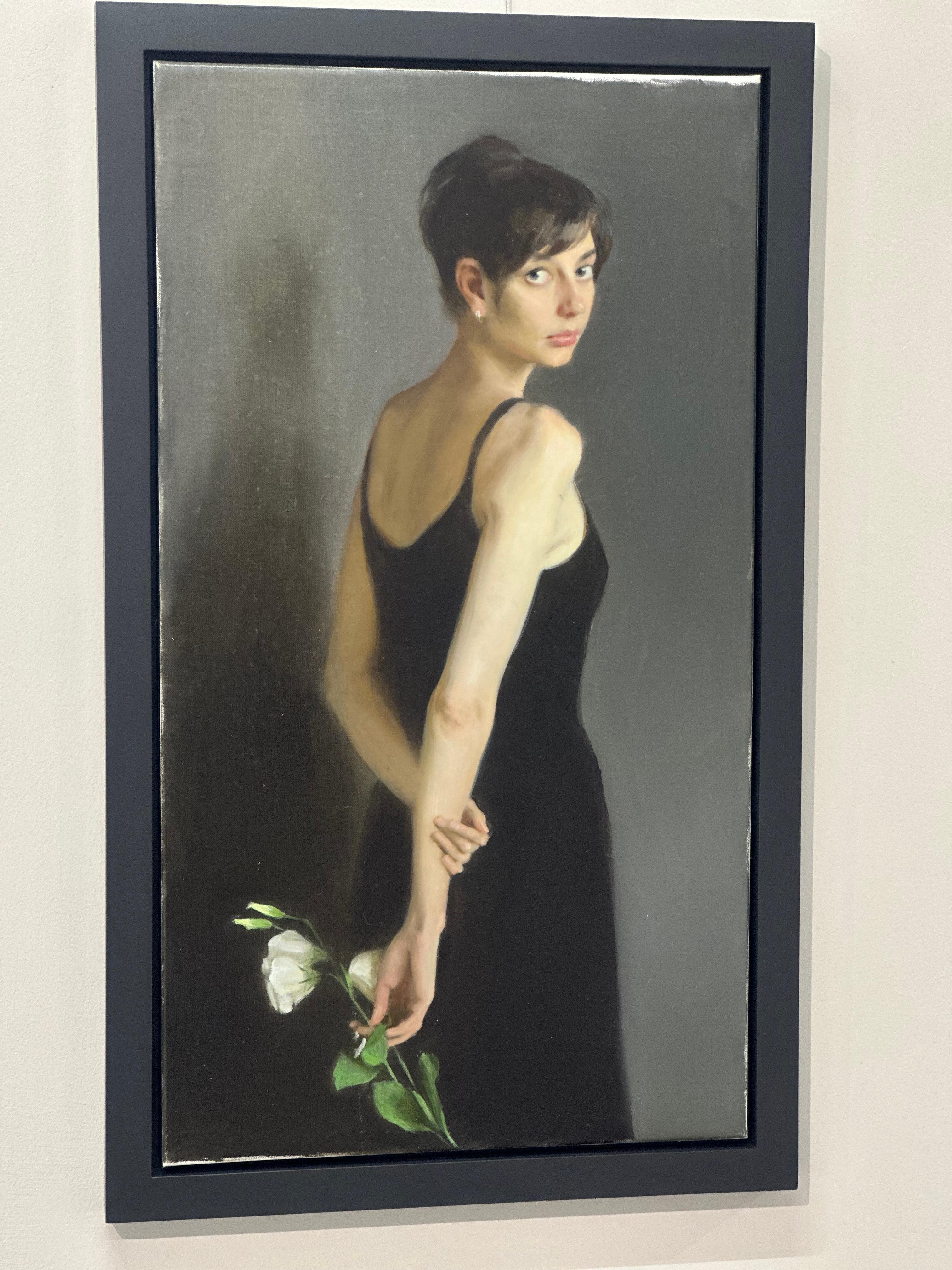 Mädchen mit einer Blume-21. Jahrhundert Gemälde eines Mädchens in schwarzem Kleid und weißer Blume (Schwarz), Portrait Painting, von Ksenya Istomina
