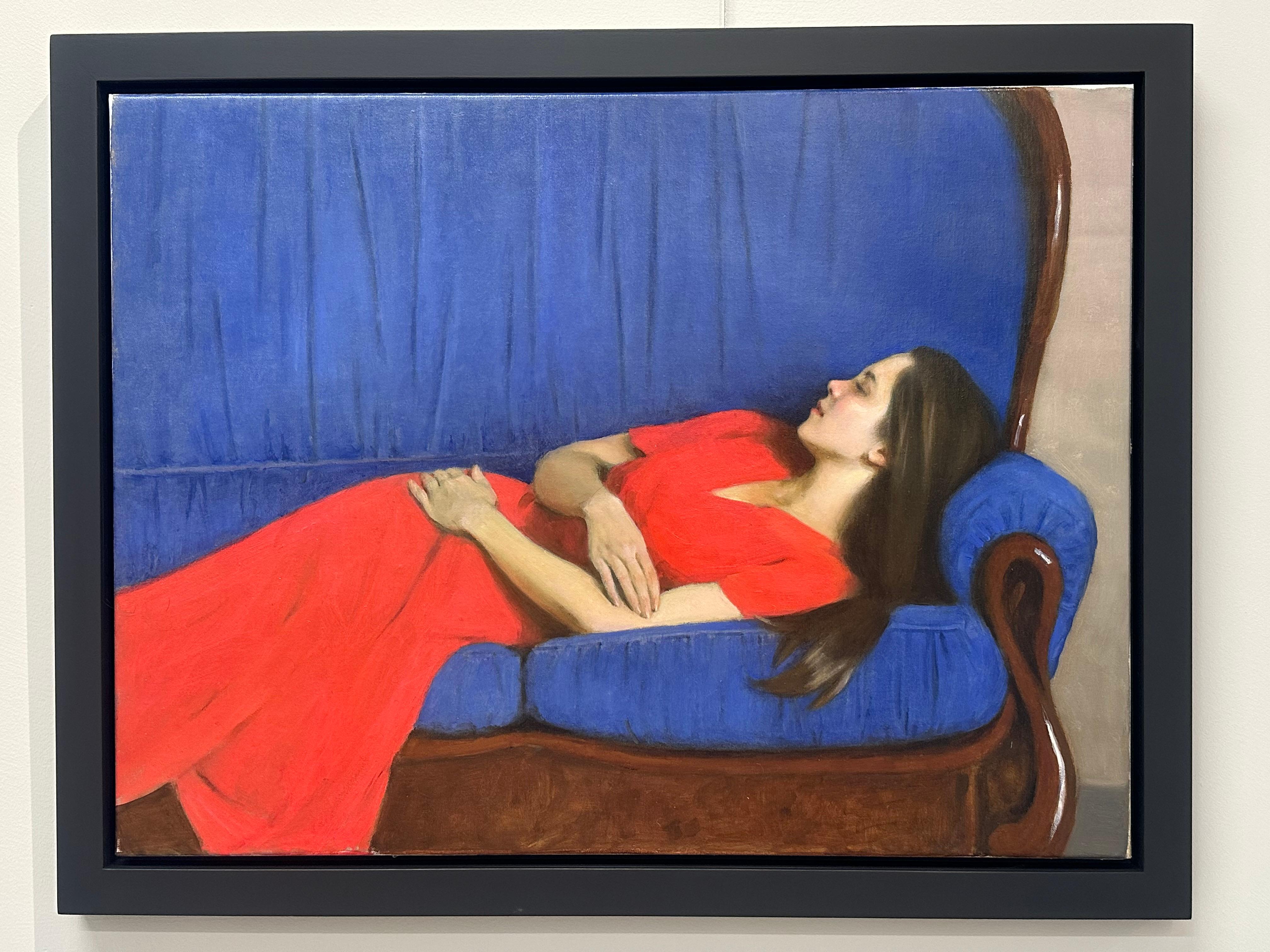 Midday nap- Gemälde eines Mädchens in rotem Kleid auf blauem Sofa, 21. Jahrhundert (Zeitgenössisch), Painting, von Ksenya Istomina