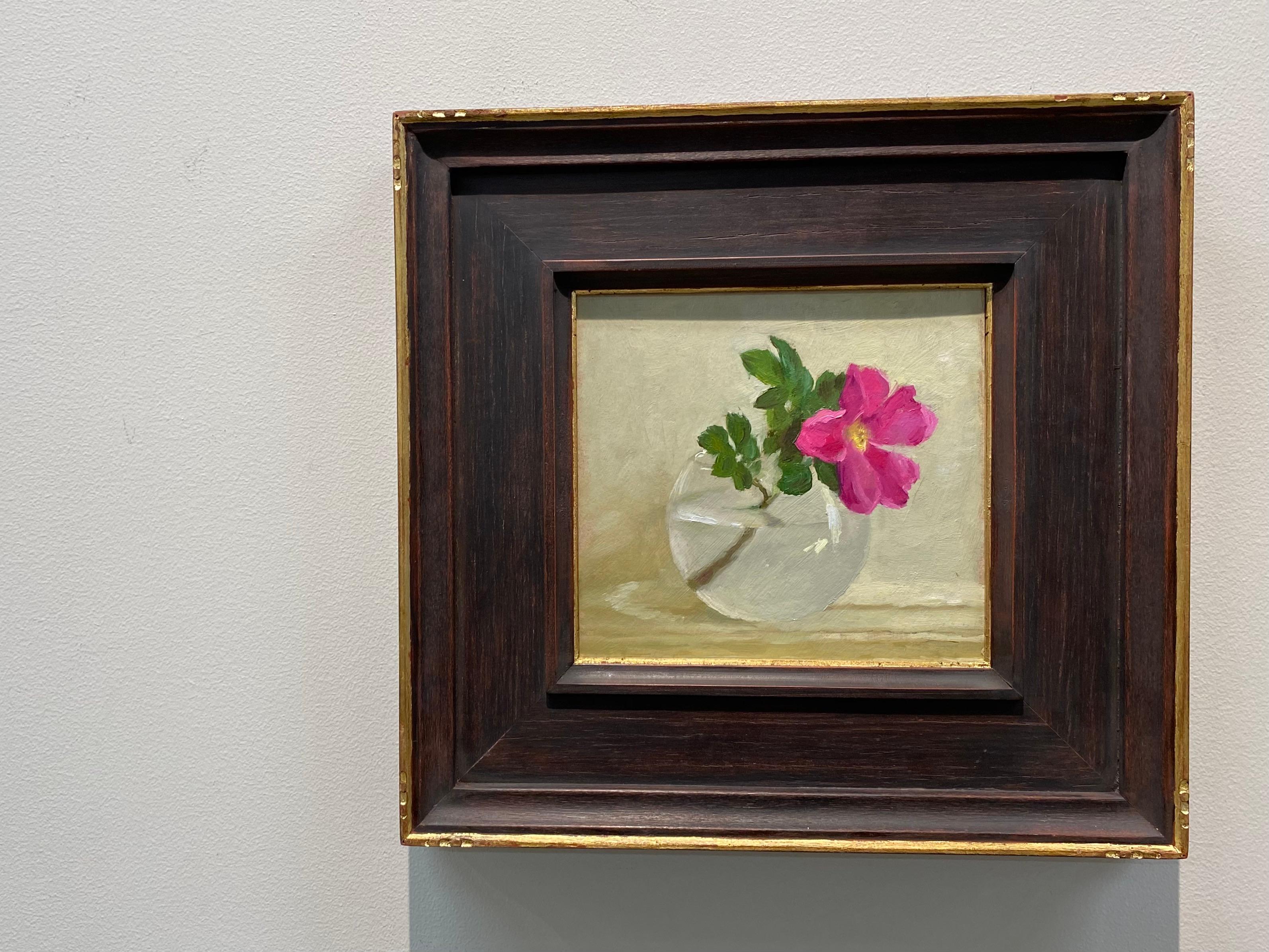 Rosehip-Stillleben aus dem 21. Jahrhundert, Gemälde einer Glasschale mit rosa Rosehips – Painting von Ksenya Istomina