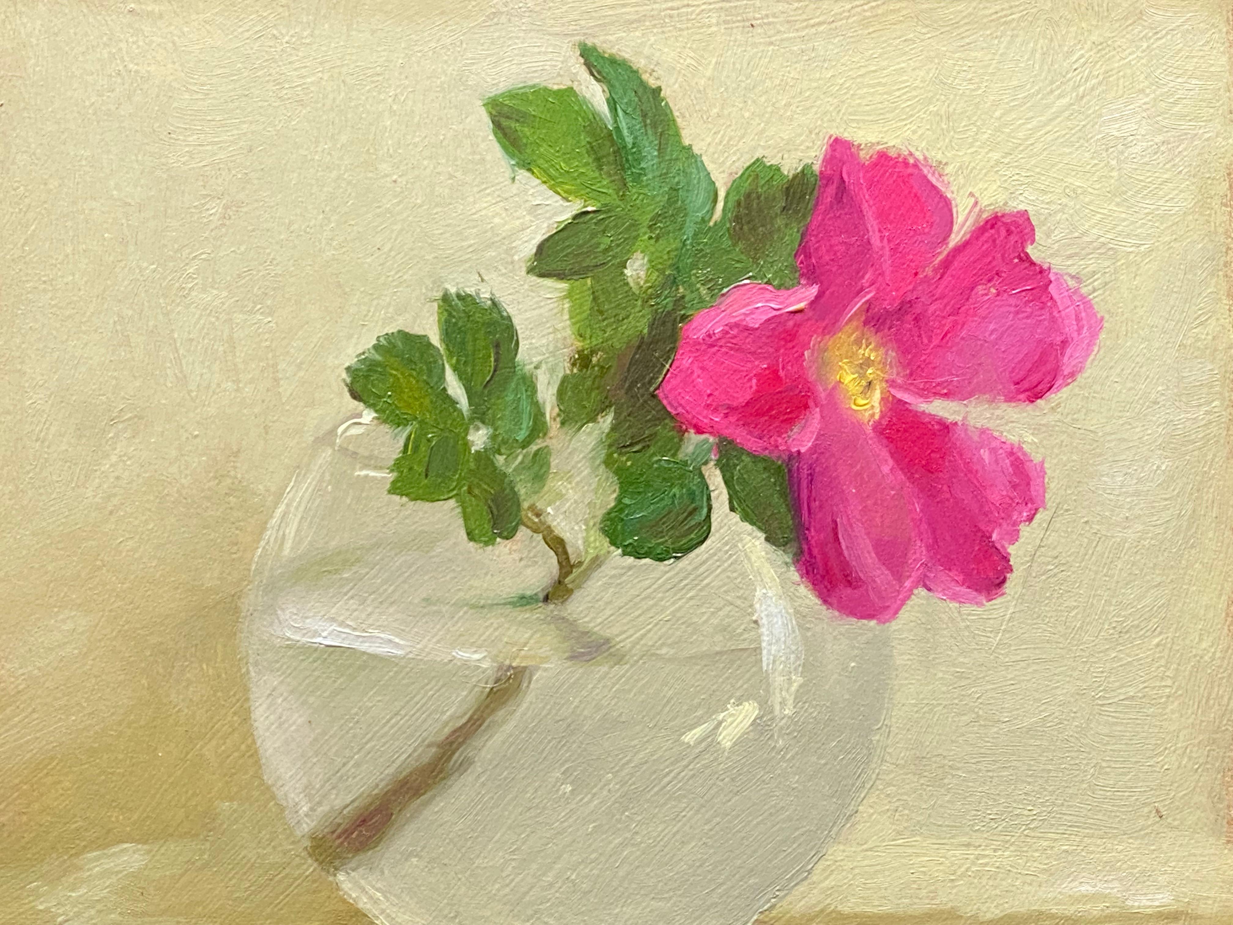 Rosehip-Stillleben aus dem 21. Jahrhundert, Gemälde einer Glasschale mit rosa Rosehips (Grau), Still-Life Painting, von Ksenya Istomina