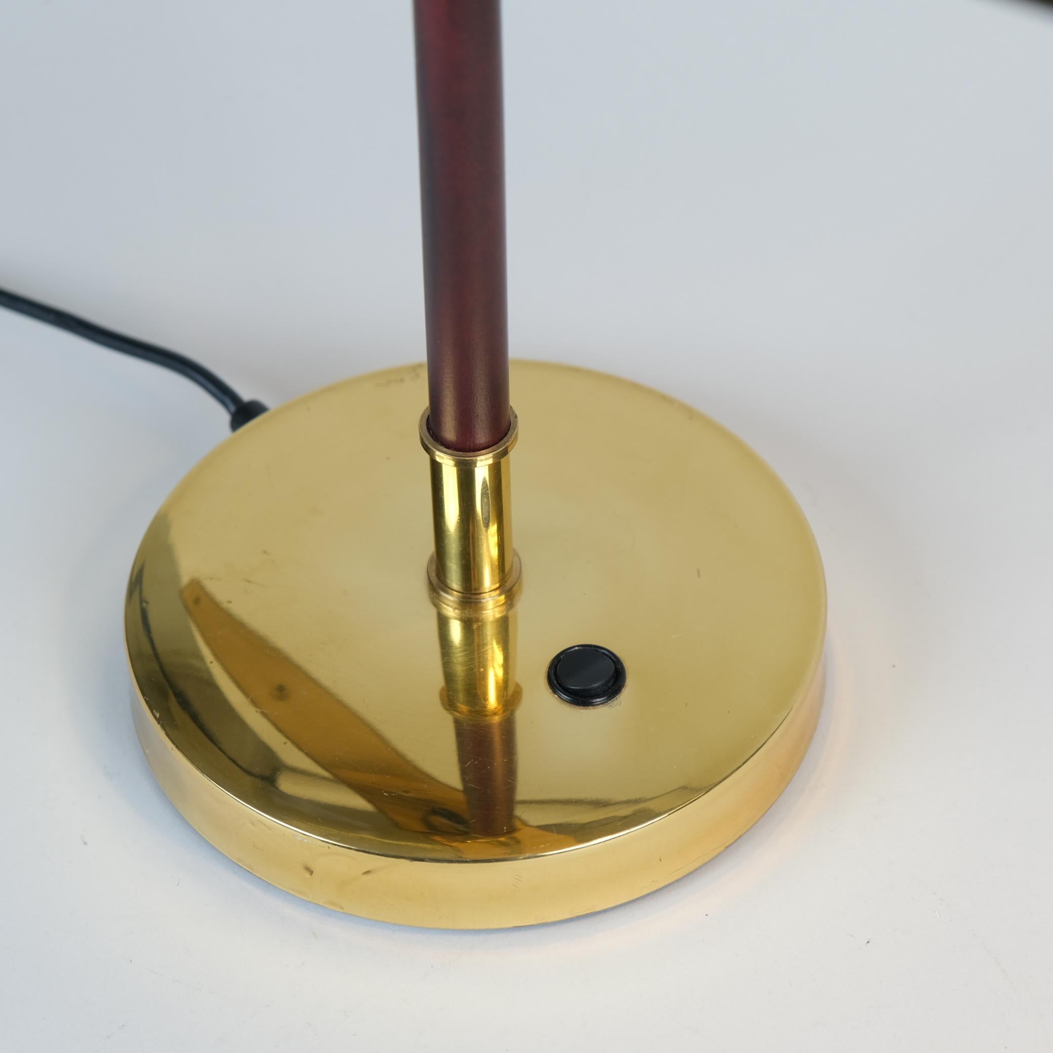 KT-Valaistus Design Table Lamp in Teak & Brass, Kone Tukku Oy Finland In Good Condition For Sale In Helsinki, FI