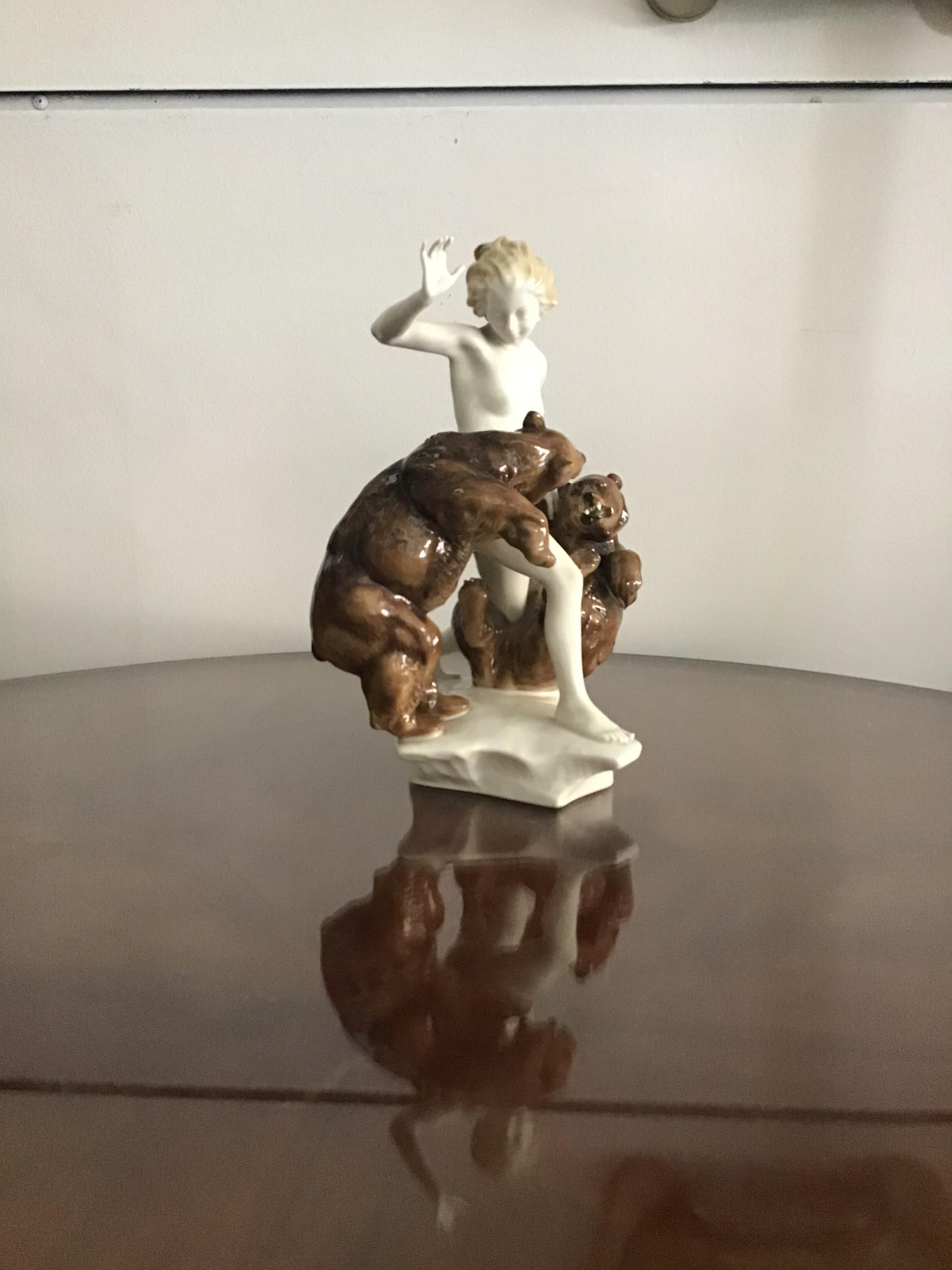 K.Tutter “Woman with Bears” Porcelain, 1940, Germany  In Excellent Condition For Sale In Milano, IT