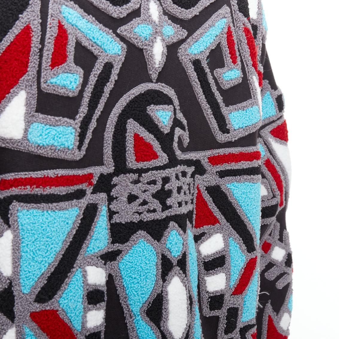 KTZ Pull à motif géométrique touffeté d'aigle métallique
Référence : NKLL/A00330
Marque : KTZ
Matériau : Coton
Couleur : noir, multicolore
Motif : Ethnique
Fermeture : Pull-over
Fabriqué en : Indonésie

CONDITION :
Condition : Très bon, cet article