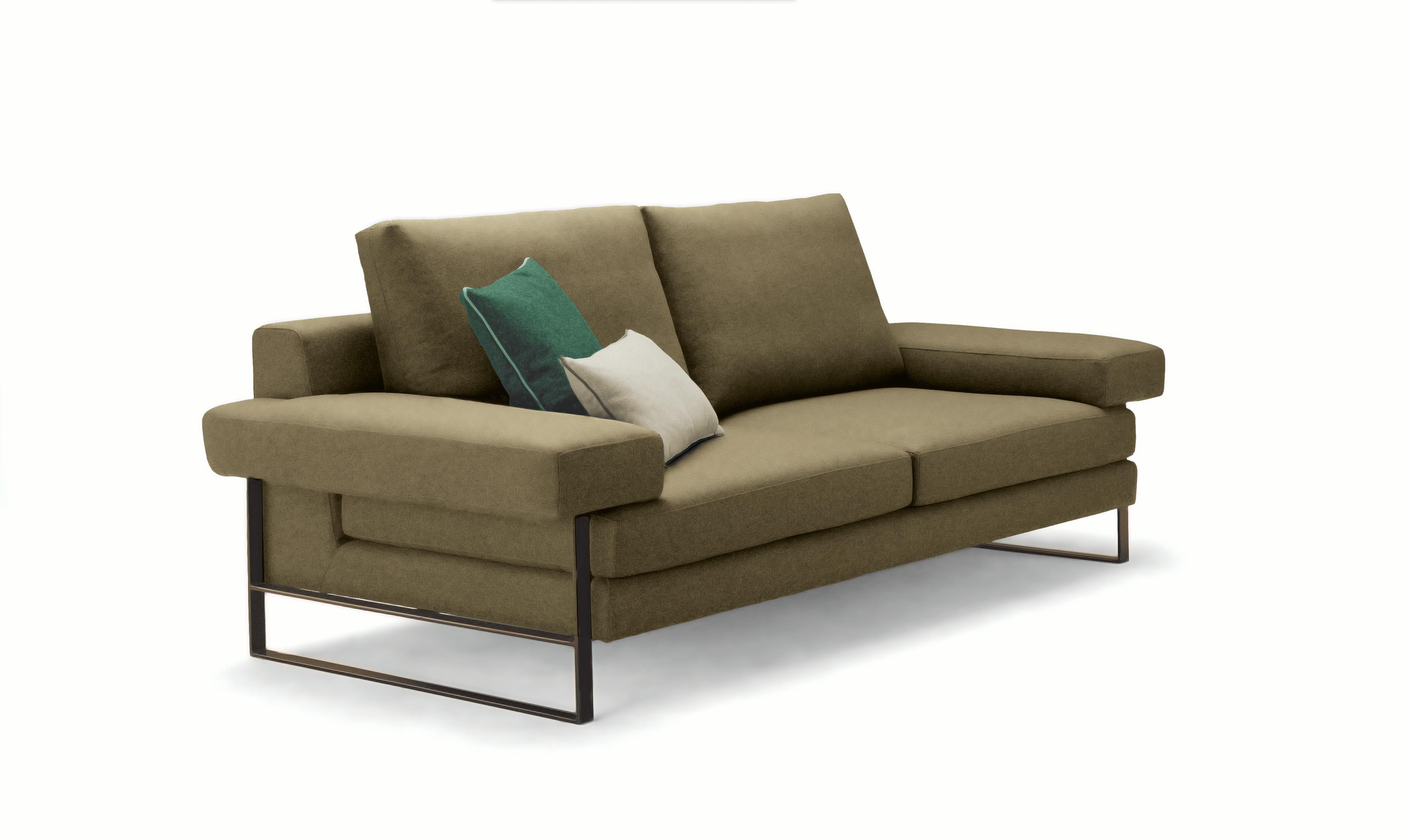 Perfekt ausbalanciert und unglaublich bequem, wird das Kuadra Sofa eine sehr wichtige Rolle in Ihrem Wohnzimmer spielen. Der hochwertige Samtbezug sitzt auf einer schwarz lackierten Metallstruktur. Dekorative Kissen auf den Bildern nicht enthalten.