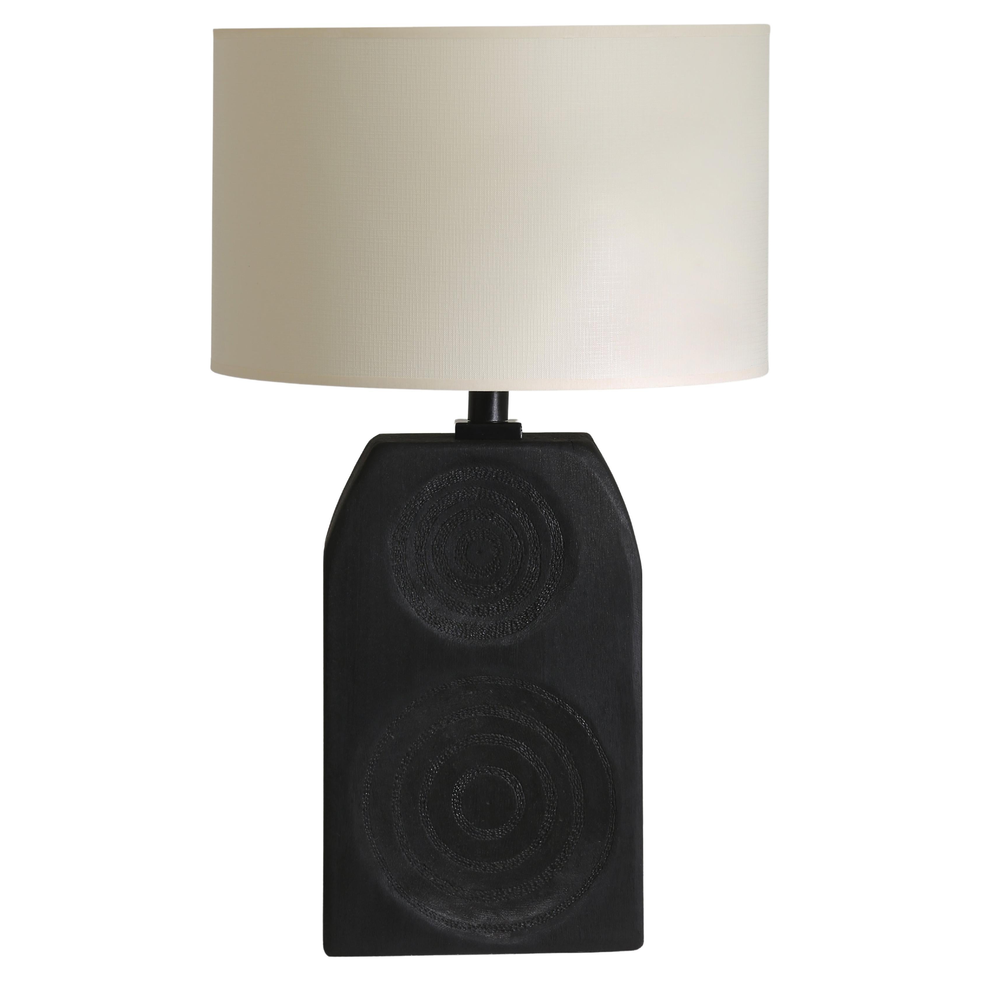 Lámpara de mesa Lovoa Trichilioides Tree African Walnut Kuadra de Hodan Design