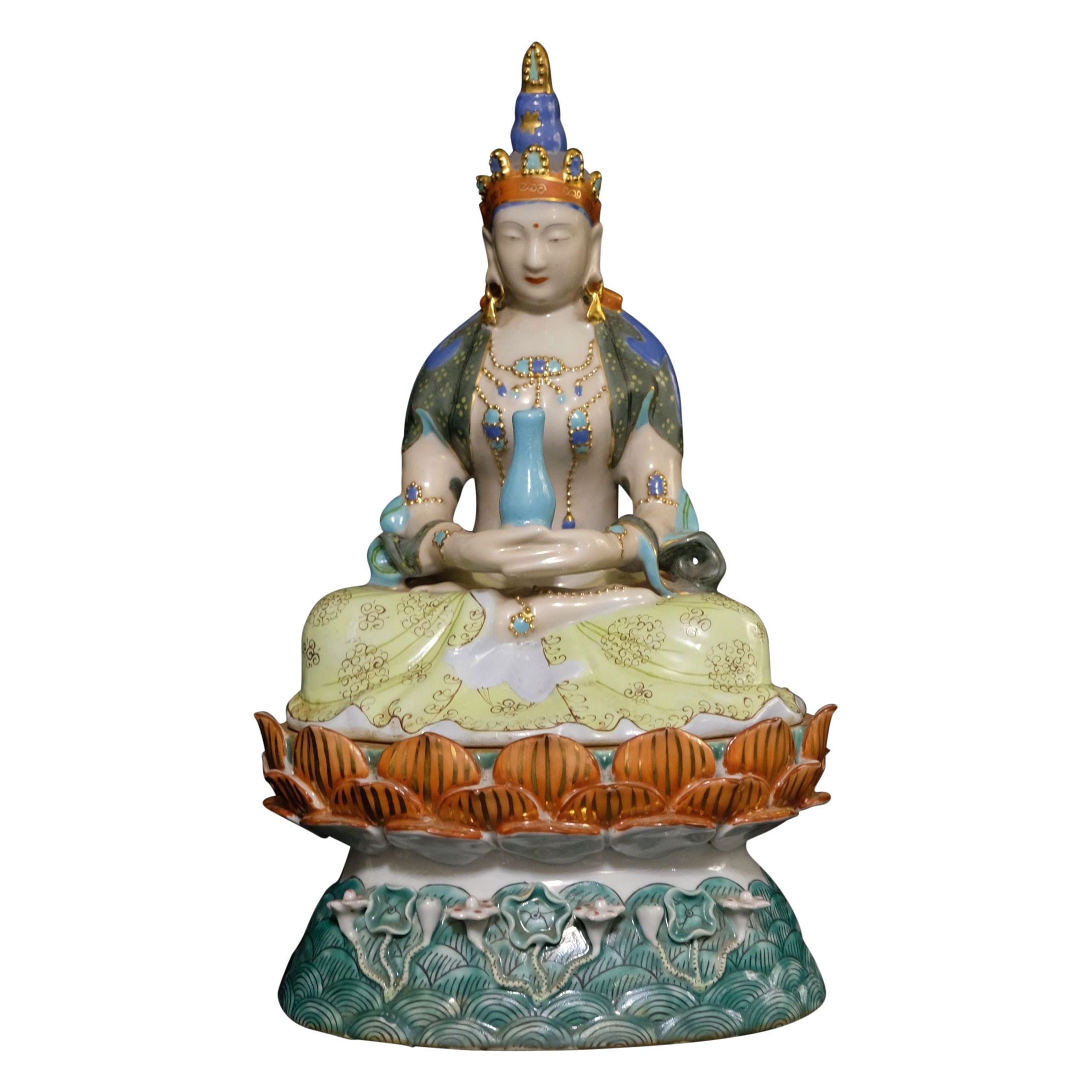 Kuan Yin assis sur un socle en forme de lotus, figure en porcelaine du milieu du 20e siècle en vente