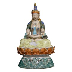 Kuan Yin seduto su una base di loto, figura in porcellana della metà del XX secolo