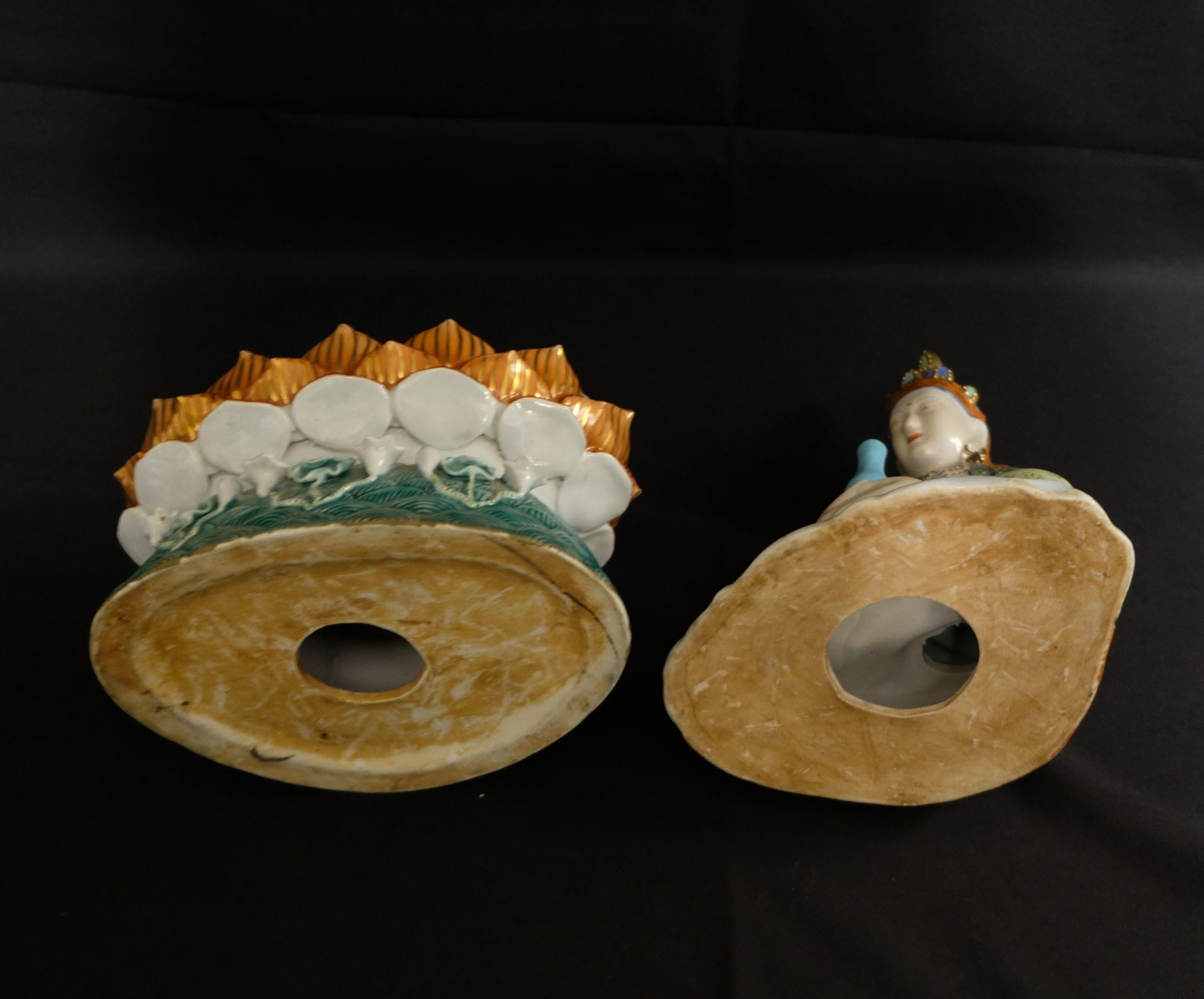 Kuan Yin assis sur un socle en forme de lotus, figure en porcelaine du milieu du 20e siècle en vente 5