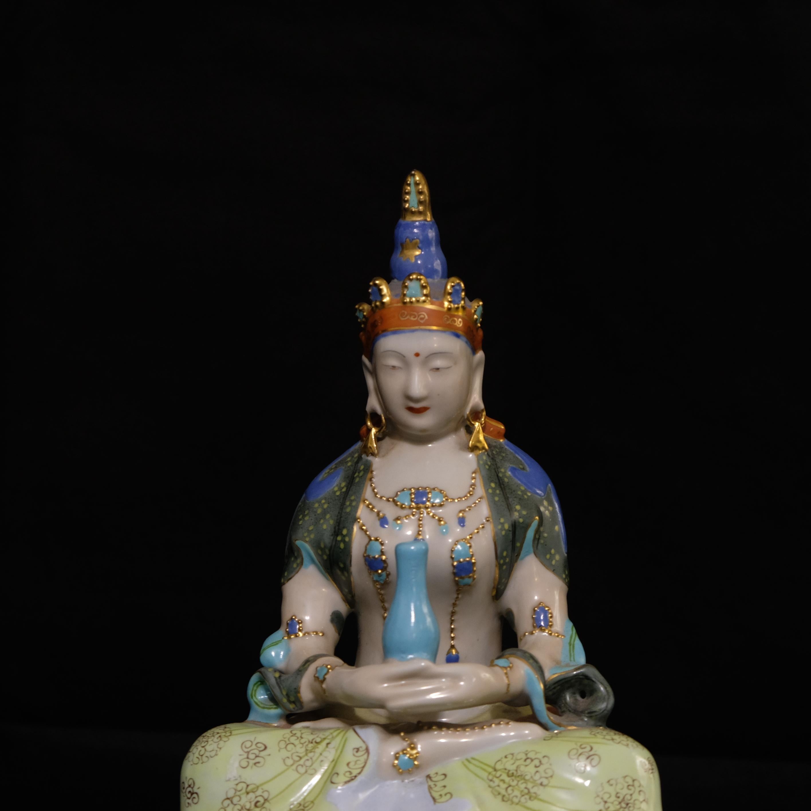 Figure en porcelaine de la déesse de la miséricorde Kuan Yin assise sur une base de lotus.