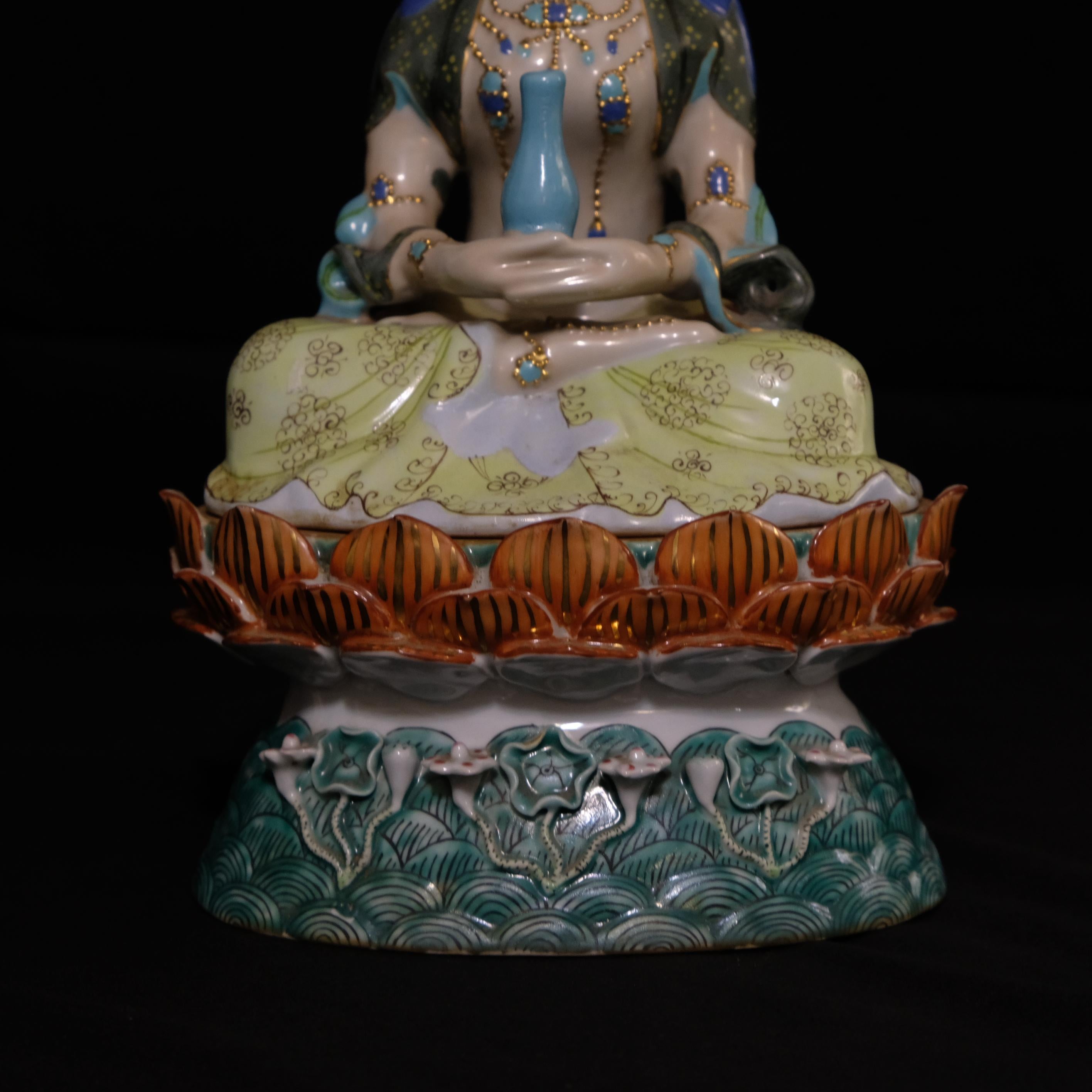 Chinois Kuan Yin assis sur un socle en forme de lotus, figure en porcelaine du milieu du 20e siècle en vente