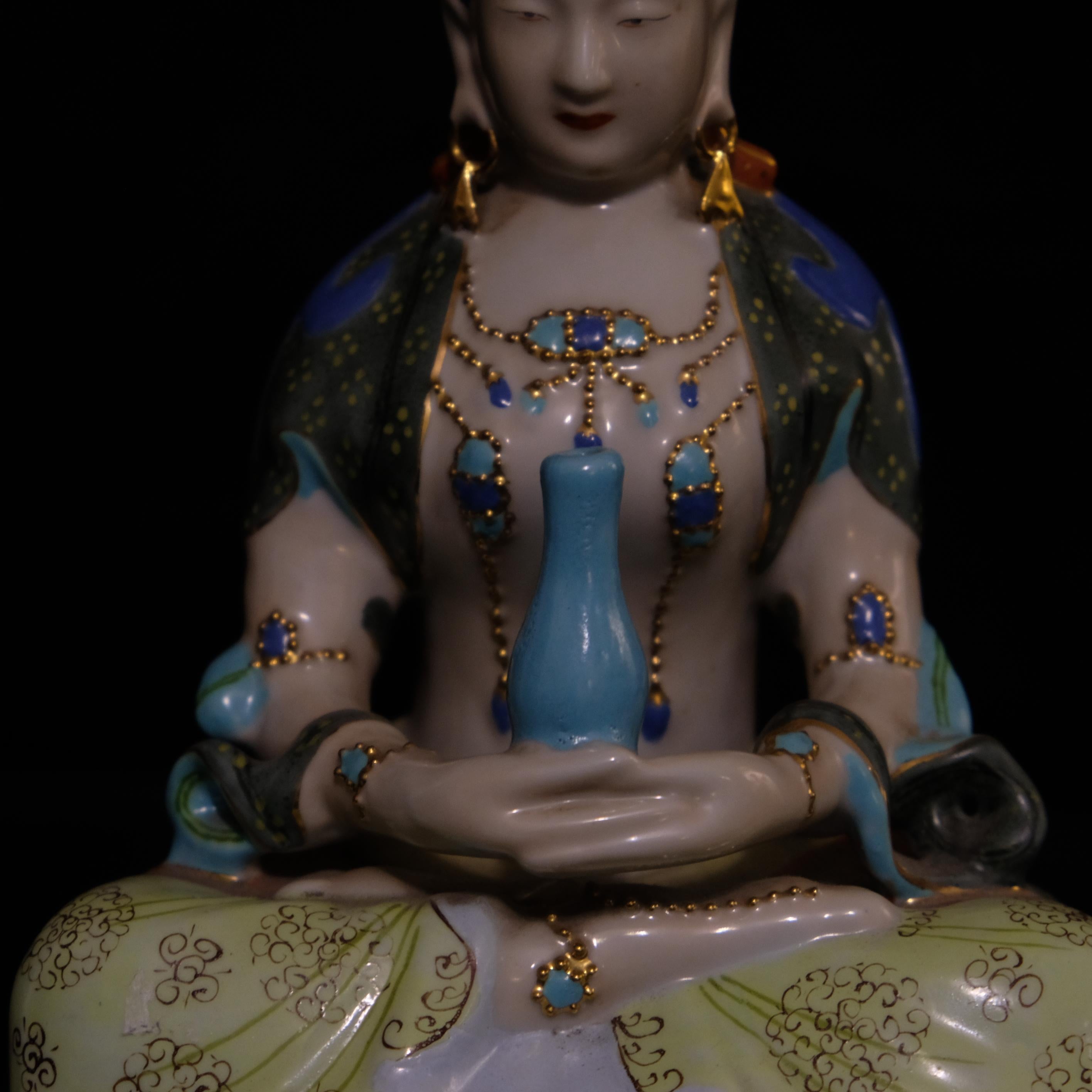 Fait main Kuan Yin assis sur un socle en forme de lotus, figure en porcelaine du milieu du 20e siècle en vente