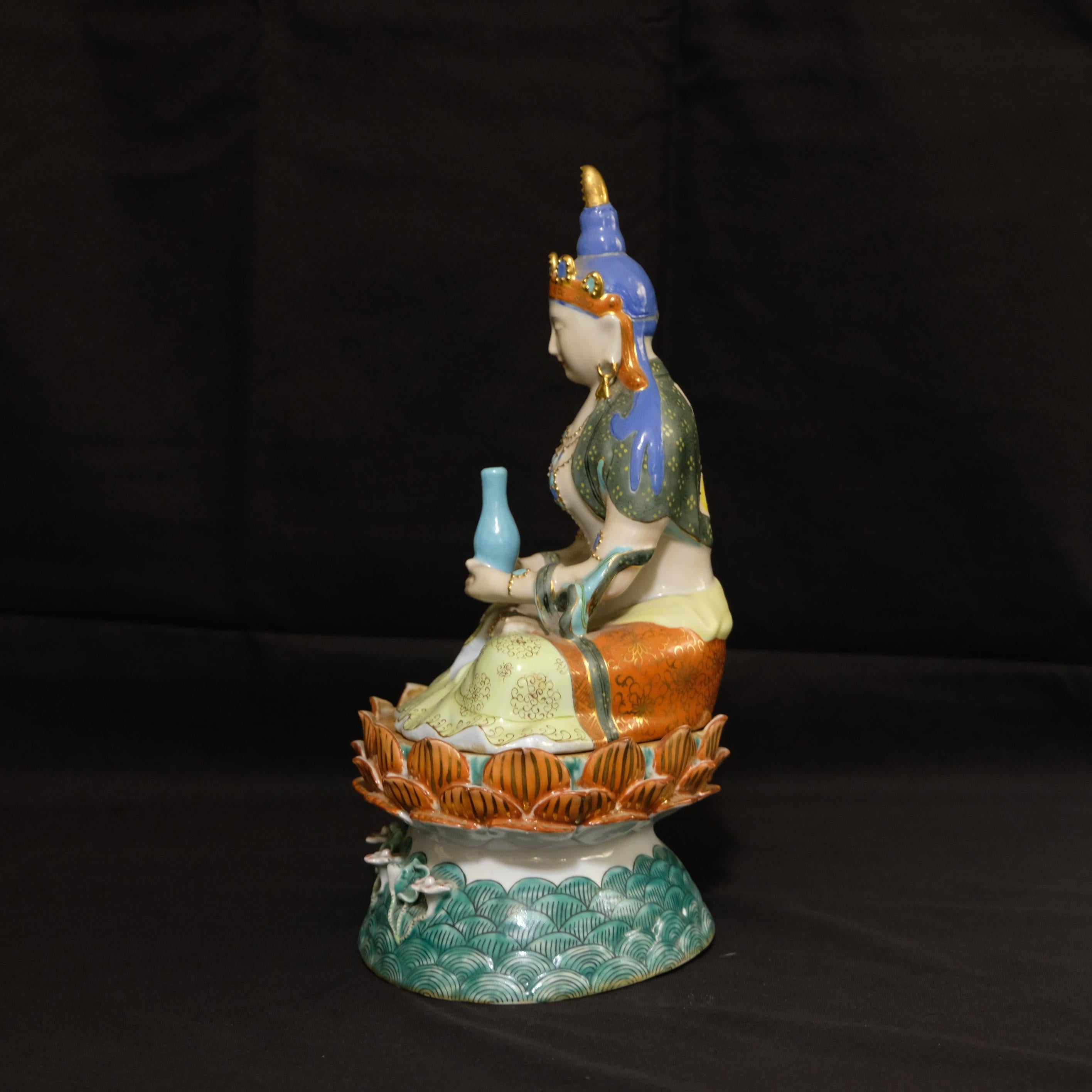 20ième siècle Kuan Yin assis sur un socle en forme de lotus, figure en porcelaine du milieu du 20e siècle en vente