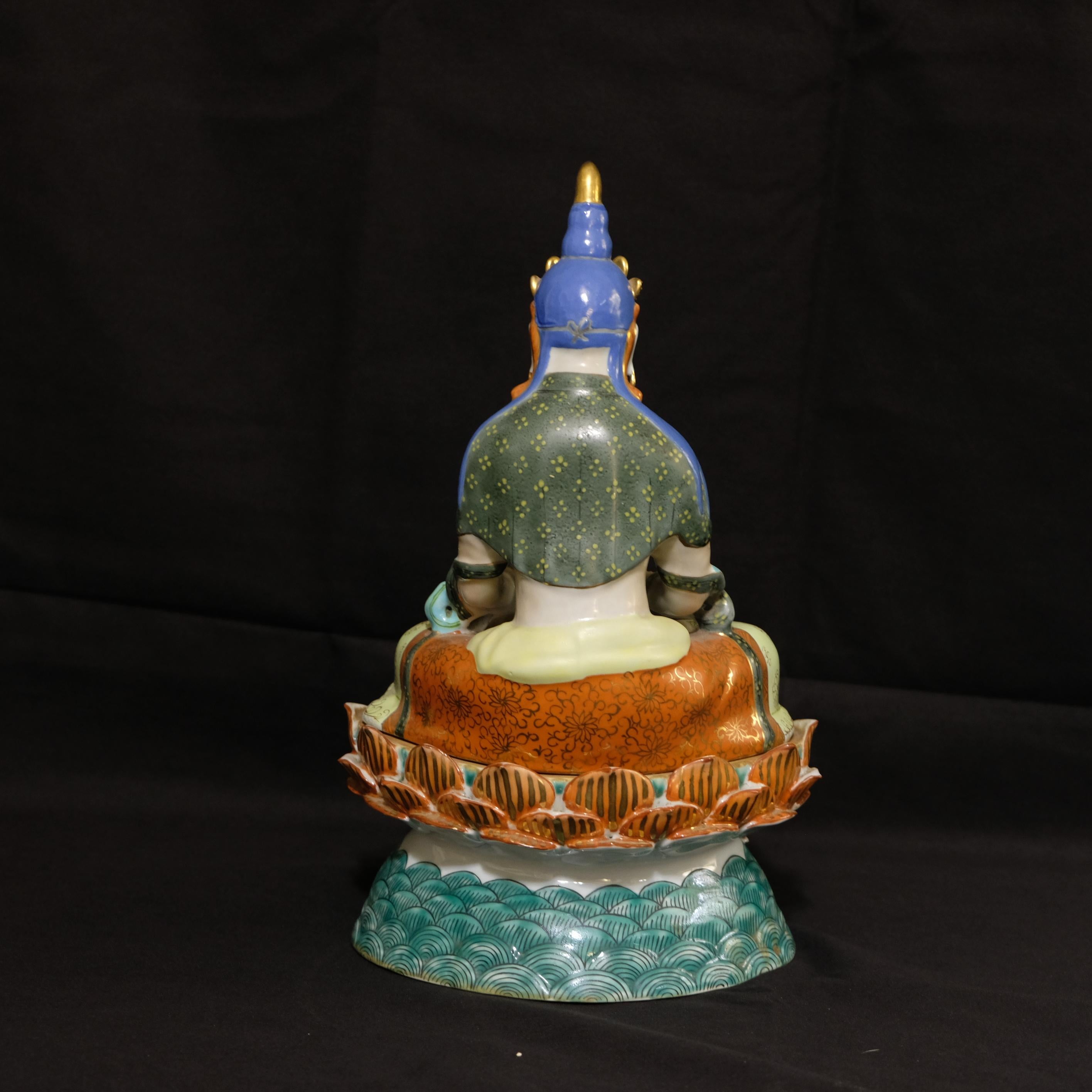 Kuan Yin assis sur un socle en forme de lotus, figure en porcelaine du milieu du 20e siècle en vente 1