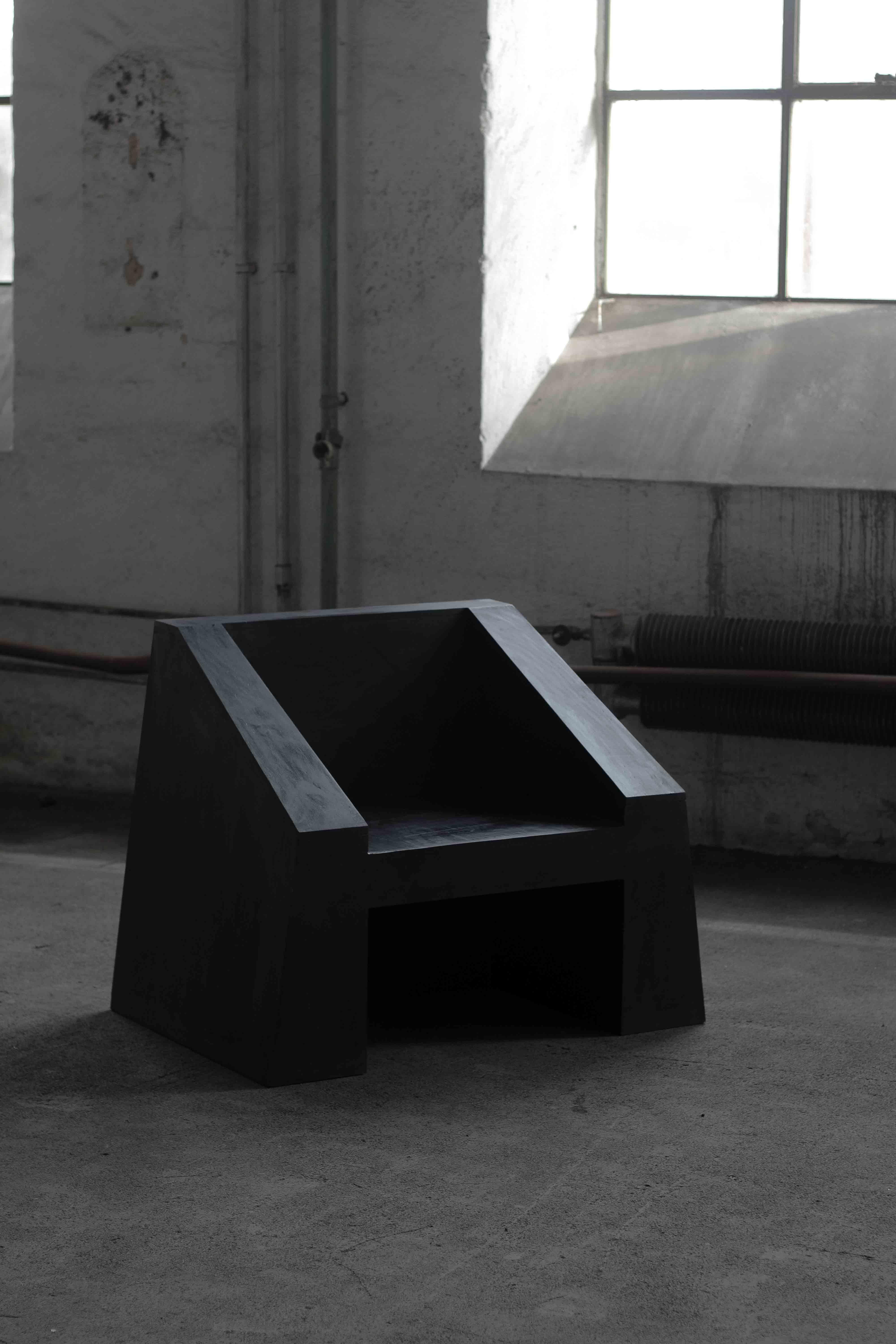Chaise Kub de Lucas Tyra Morten 
2020
Edition limitée à 18 exemplaires
Dimensions : 95 H 75.5 D 65 cm
MATERIAL : contreplaqué ciré à la main.

Avec des éléments inspirés de l'un des premiers bâtiments monumentaux, les ziggourats de l'ancienne