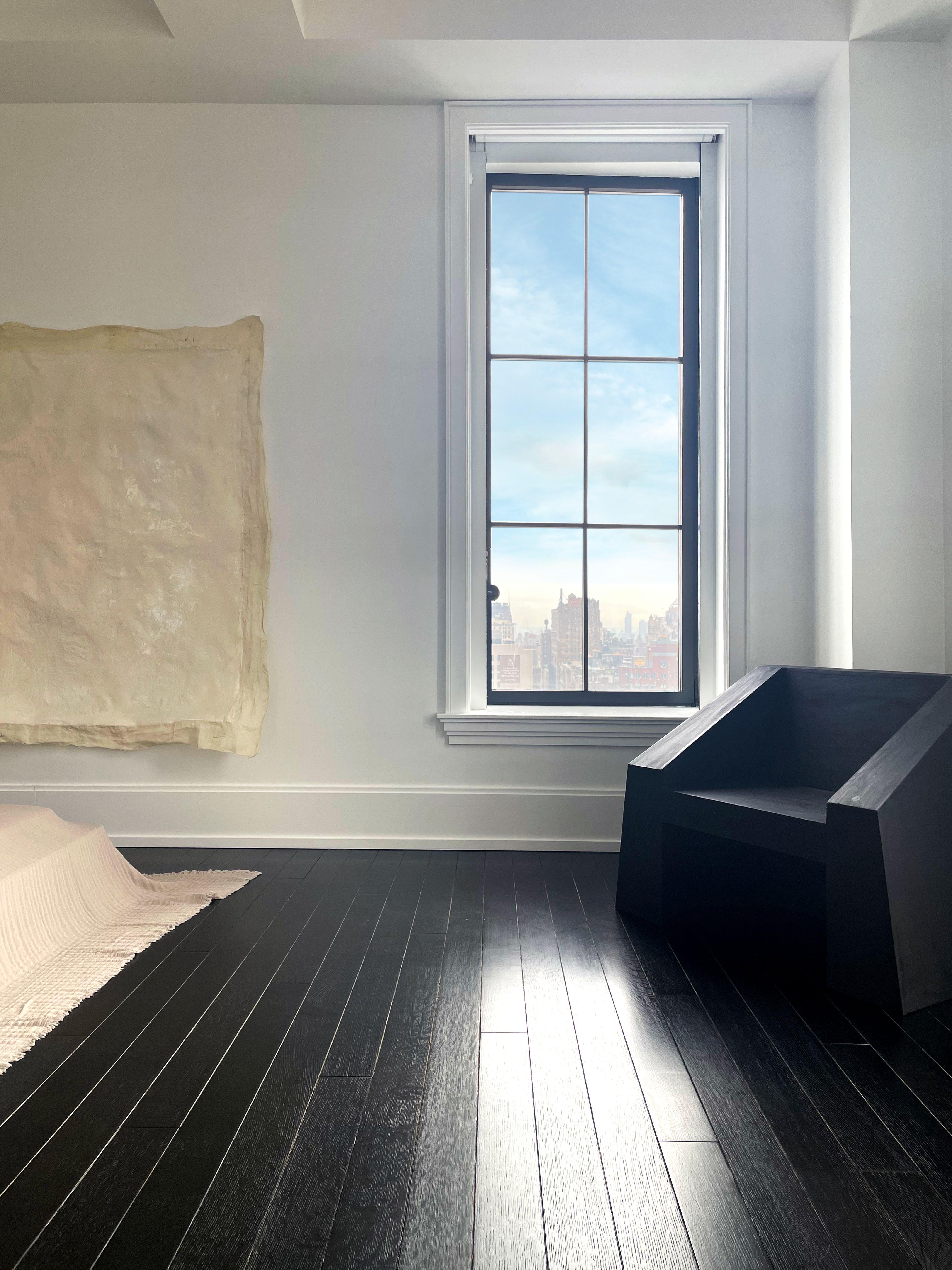 Chaise contemporaine en contreplaqué noir et en forme de bloc sculpté par Lucas Morten en vente 1
