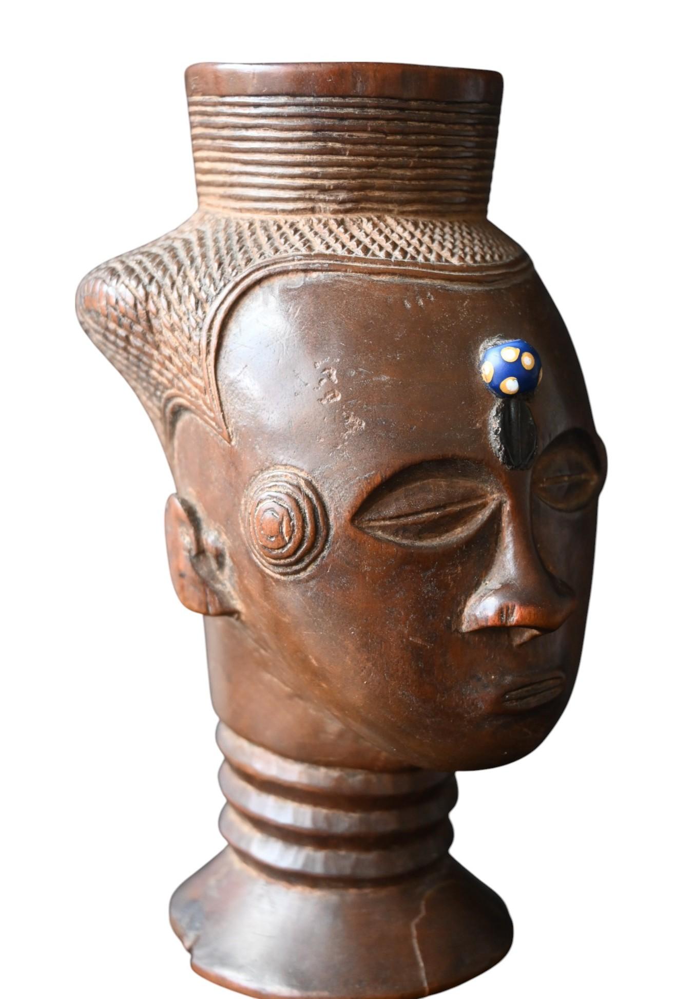 Democratic Republic of Congo, Late 19th Century
Wood, glass bead (inlay)
Provenance: Didier Claes – Danisc Collection (Ole Christiansen)

A rare and elegant example of a Kuba palm wine cup, this sculptural vessel exemplifies the refined artistry of