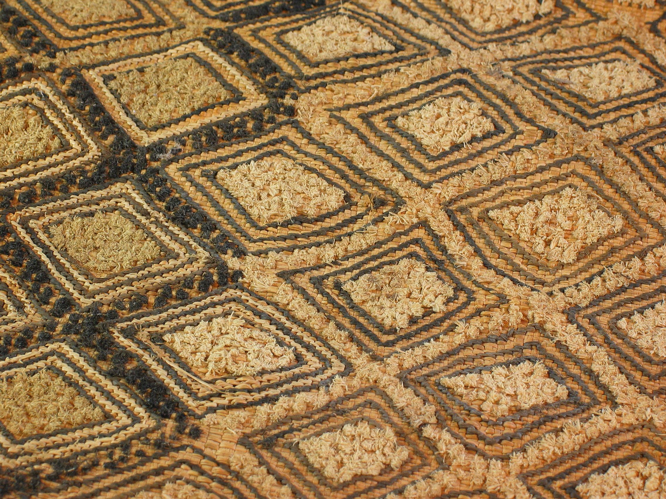 Tissage Panneau textile de cérémonie Kuba en raphia avec un chapeau de l'art tribal Lesotho Drc en vente