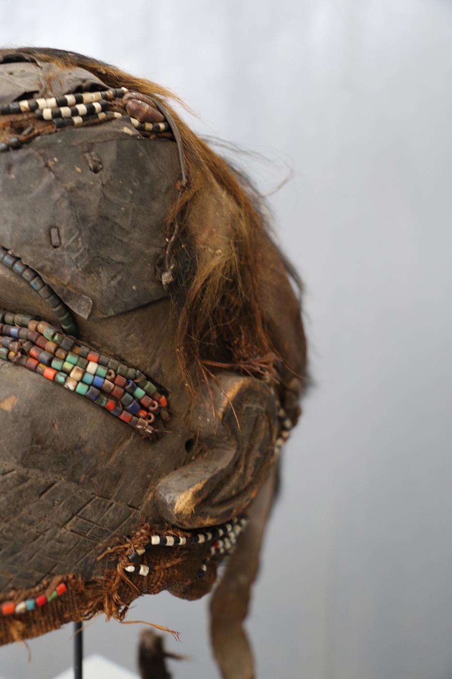 Die afrikanische Kuba-Bwoom-Stammesmaske ist die älteste bekannte Maske, die Kuba-Bwoom-Maske. Die Materialien, die für die Realisierung der Maske verwendet werden, sind: Holz, Farben und schwingt Pflanzen, Kuren, Perlen, Tierhaare. Im Tanz drückt