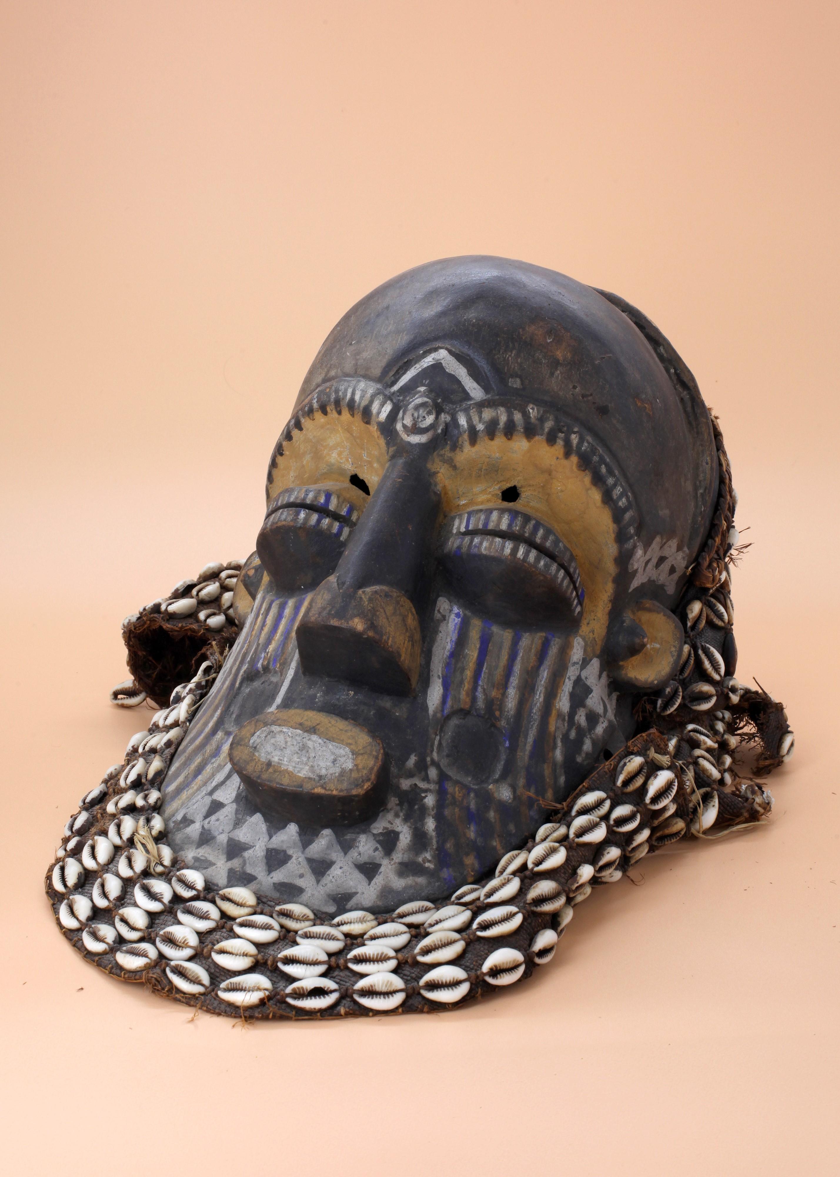 Sculpté à la main Masque Kuba Mweel en vente