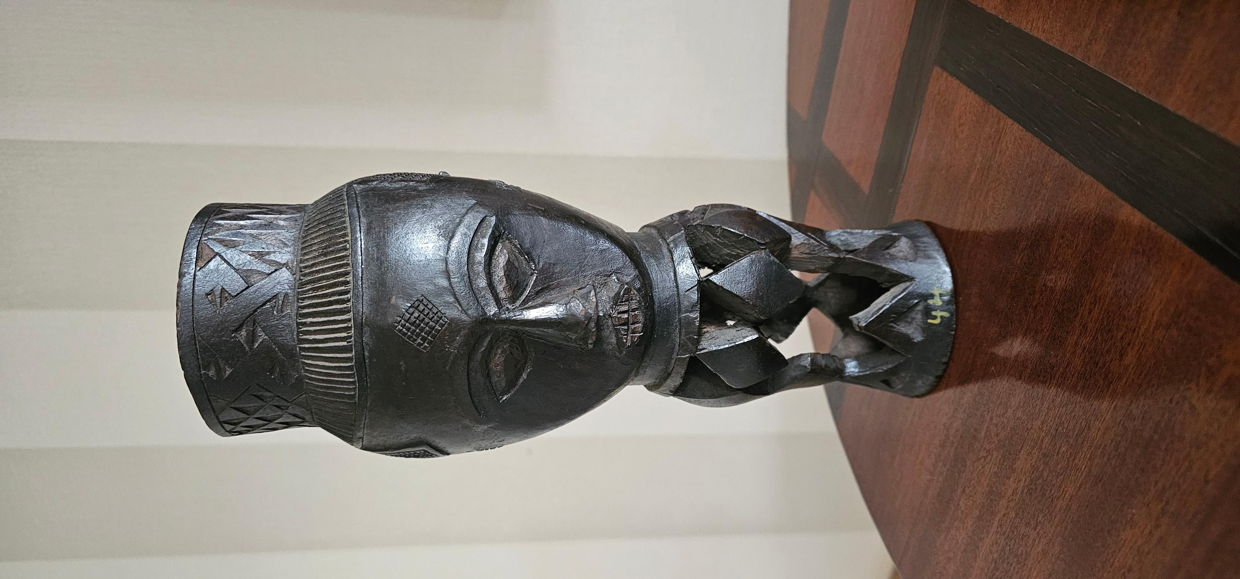Il s'agit d'une très rare coupe de vin de palme du peuple Kuba du Congo. Sculpté dans un bois dur très dense et une patine glorieuse formée par des décennies d'utilisation . 
La pièce aurait été utilisée pour boire le vin de palme brassé localement,