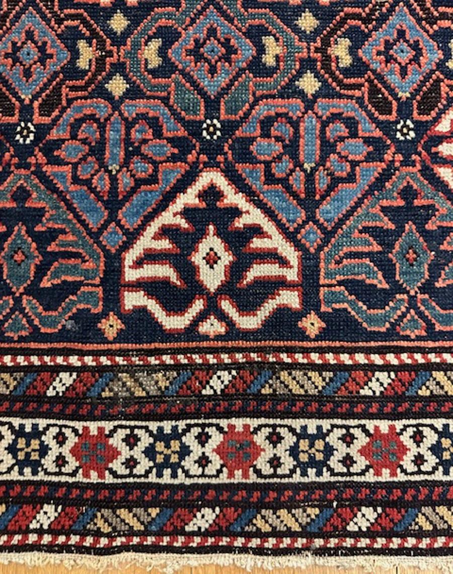 Kuba-Teppich aus dem östlichen Kaukasus, Westküste des Kaspischen Meeres

Alter: datiert 1302=1884 Christliches Datum

Abmessungen: 3′.9 