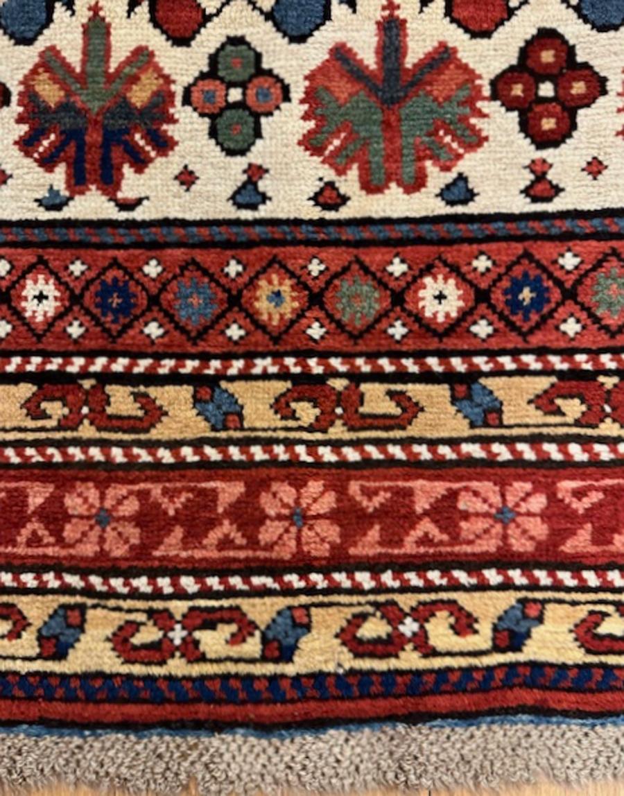 Kuba-Teppich aus dem östlichen Kaukasus, Westküste des Kaspischen Meeres

Alter: ca. 1885

Größe: 5′.10 