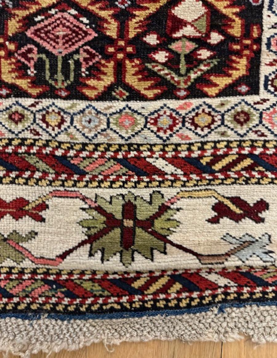 Kuba-Läufer aus dem östlichen Kaukasus, Westküste des Kaspischen Meeres

Alter: datiert :1293=1876

Größe: 13′.0″x3′.6″ (396×107 cm)

Das dunkelbraune Feld zeigt ein Rautengitter, das von diagonalen Blättern begrenzt wird und eine Mischung aus
