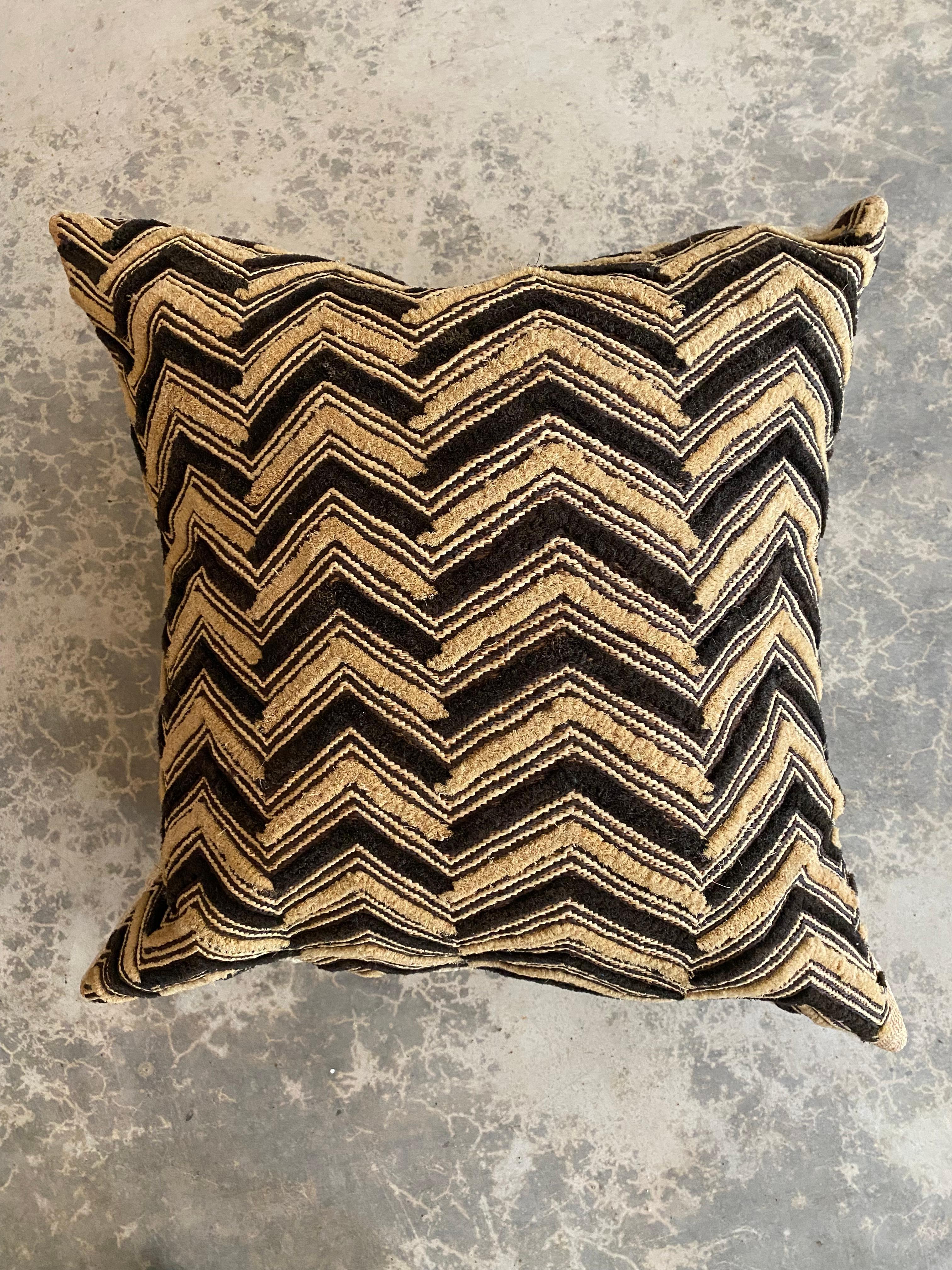 Almohadas de rafia y seda Kuba Shoowa, un par (Congo) en venta 4