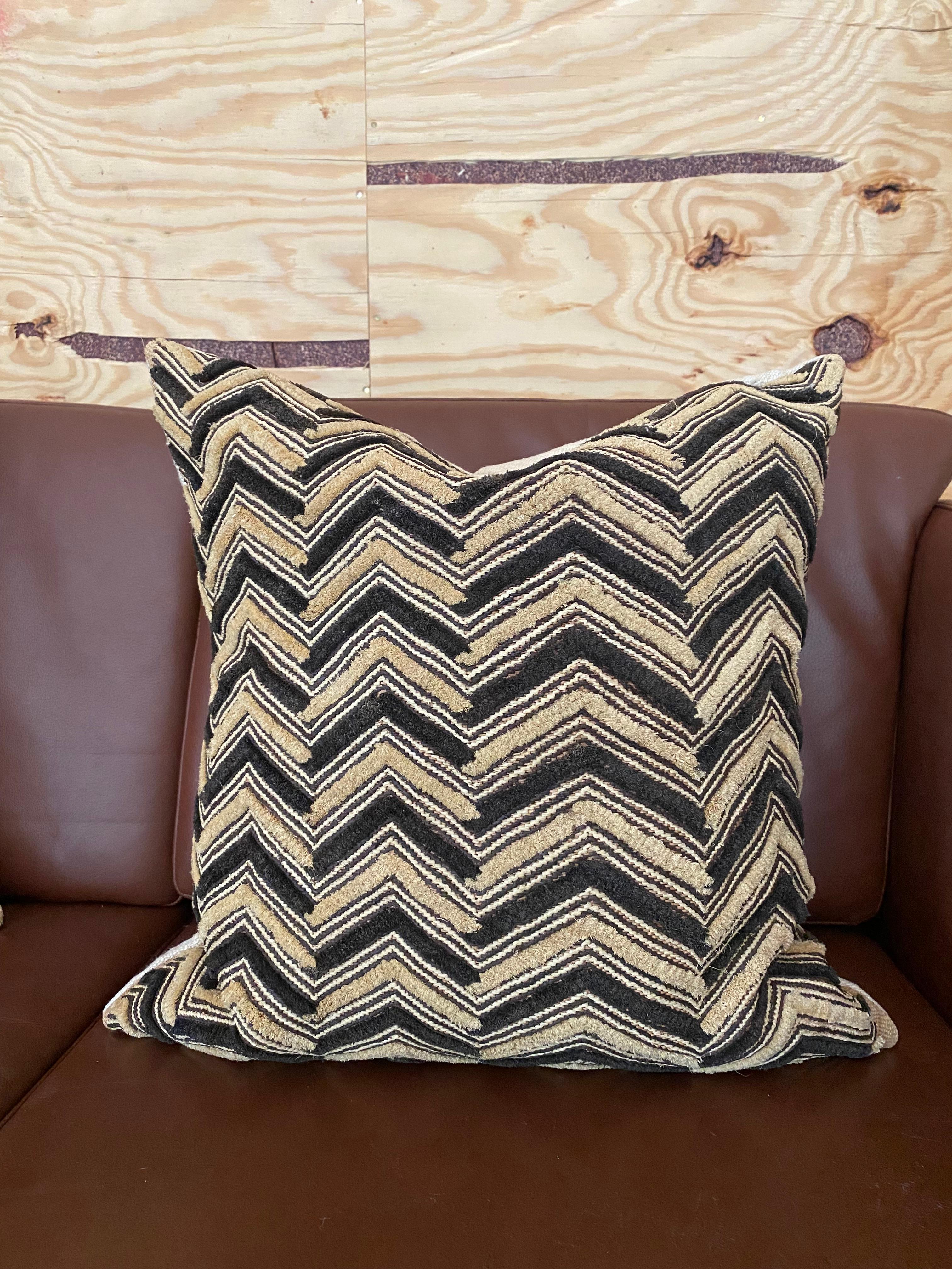 Almohadas de rafia y seda Kuba Shoowa, un par (Congo) en venta 6