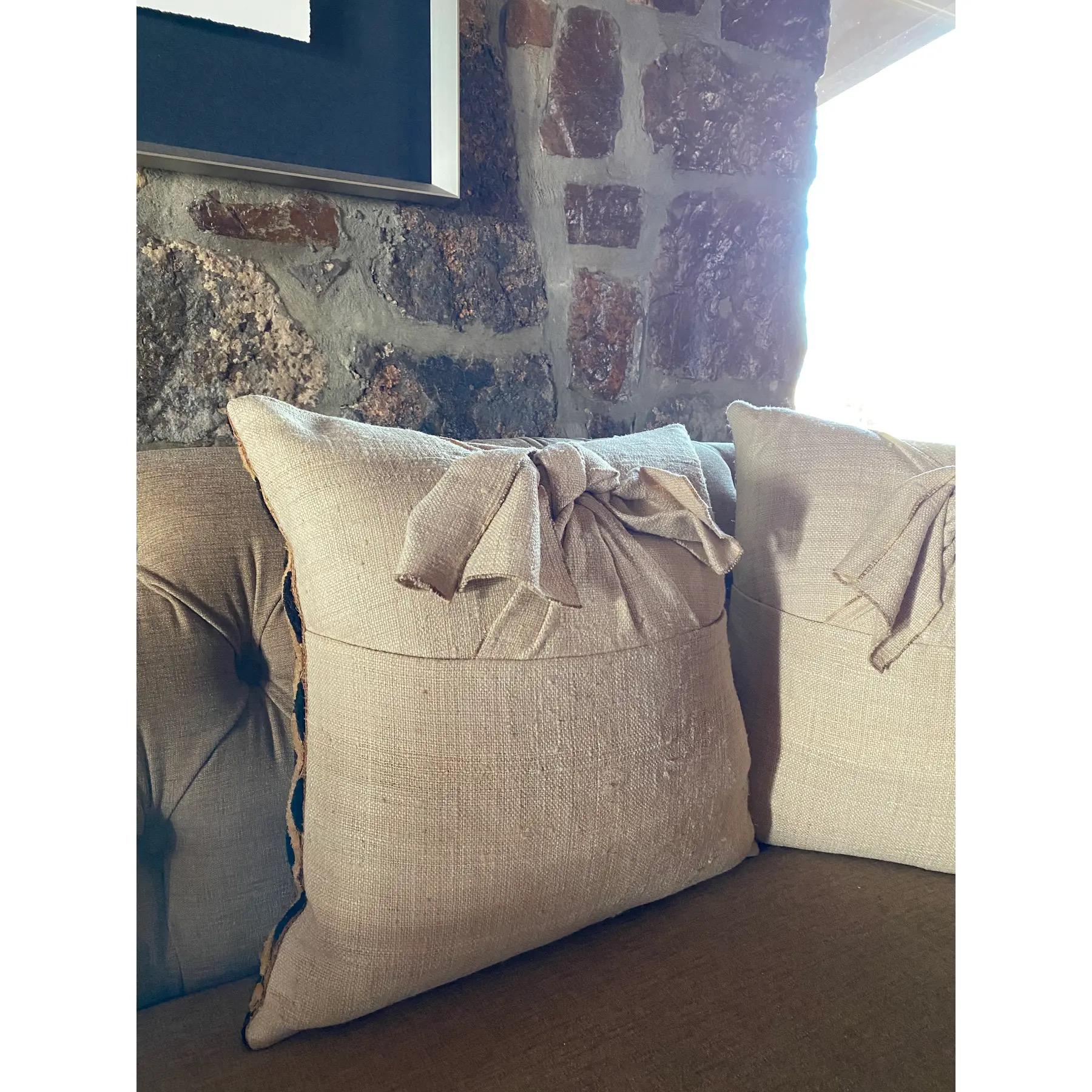 Die Kissen zeigen die Kunstfertigkeit und Tradition der kongolesischen Handwerkskunst. Jedes Kissen ist ein atemberaubendes Stück, das in sorgfältiger Handarbeit aus Palmholzraffia hergestellt wird, das in der Republik Kongo (ehemals Zaire) in
