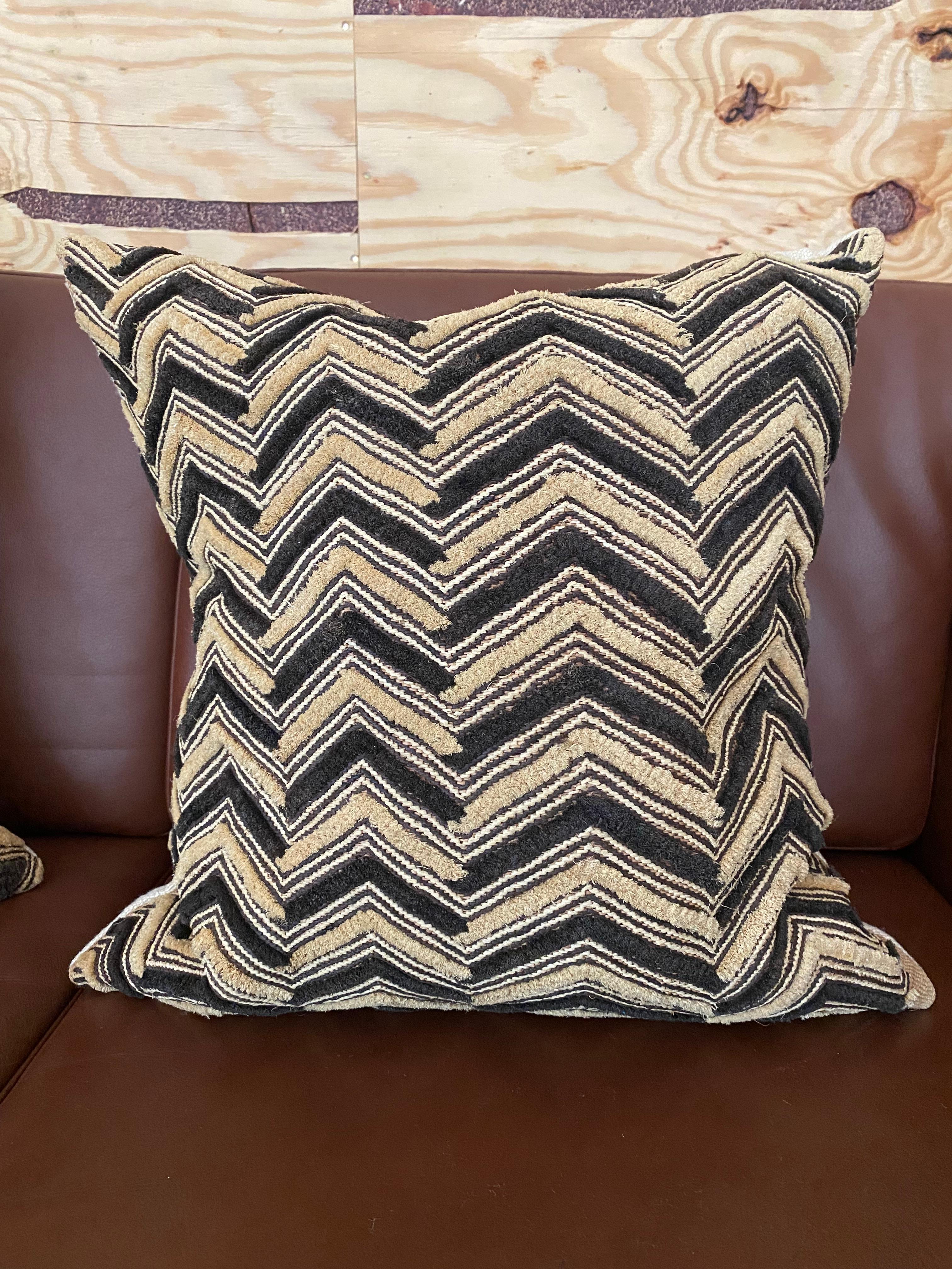 Almohadas de rafia y seda Kuba Shoowa, un par (Congo) en venta 2