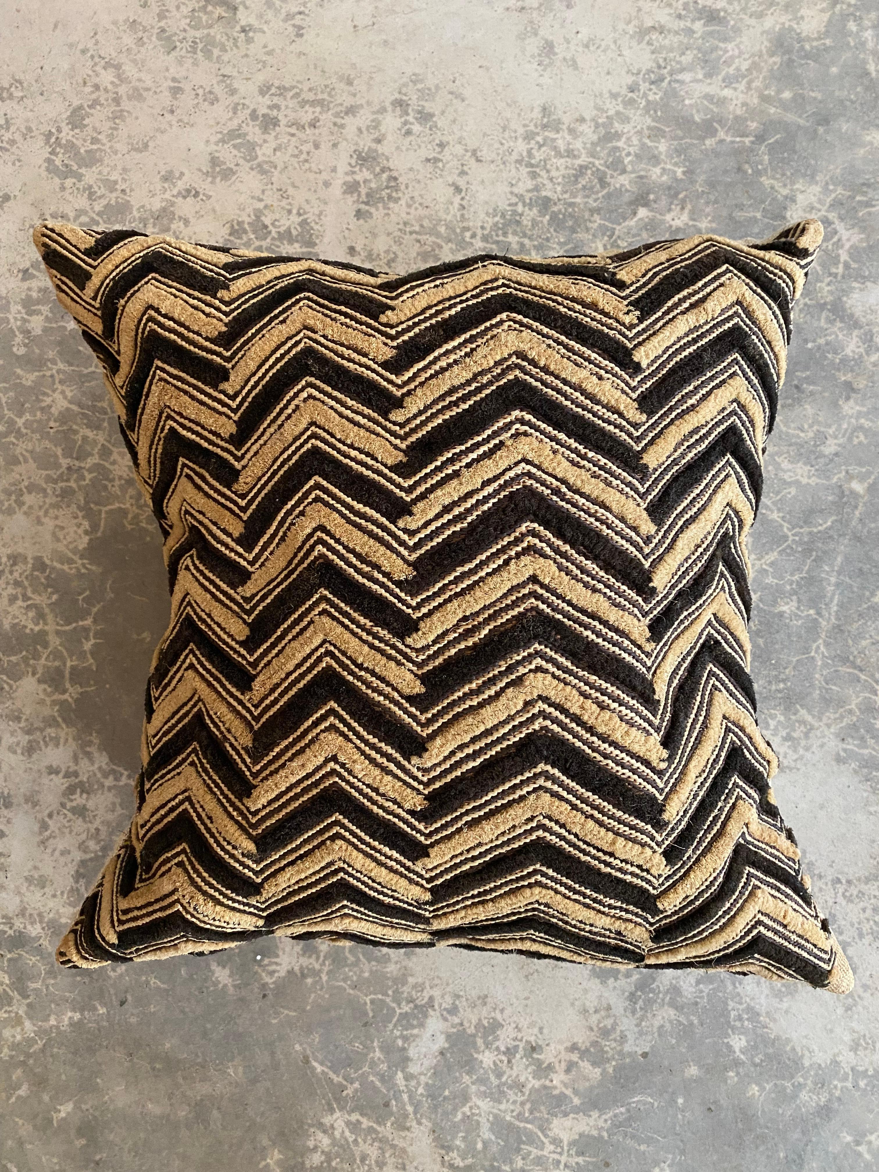 Almohadas de rafia y seda Kuba Shoowa, un par (Congo) en venta 3