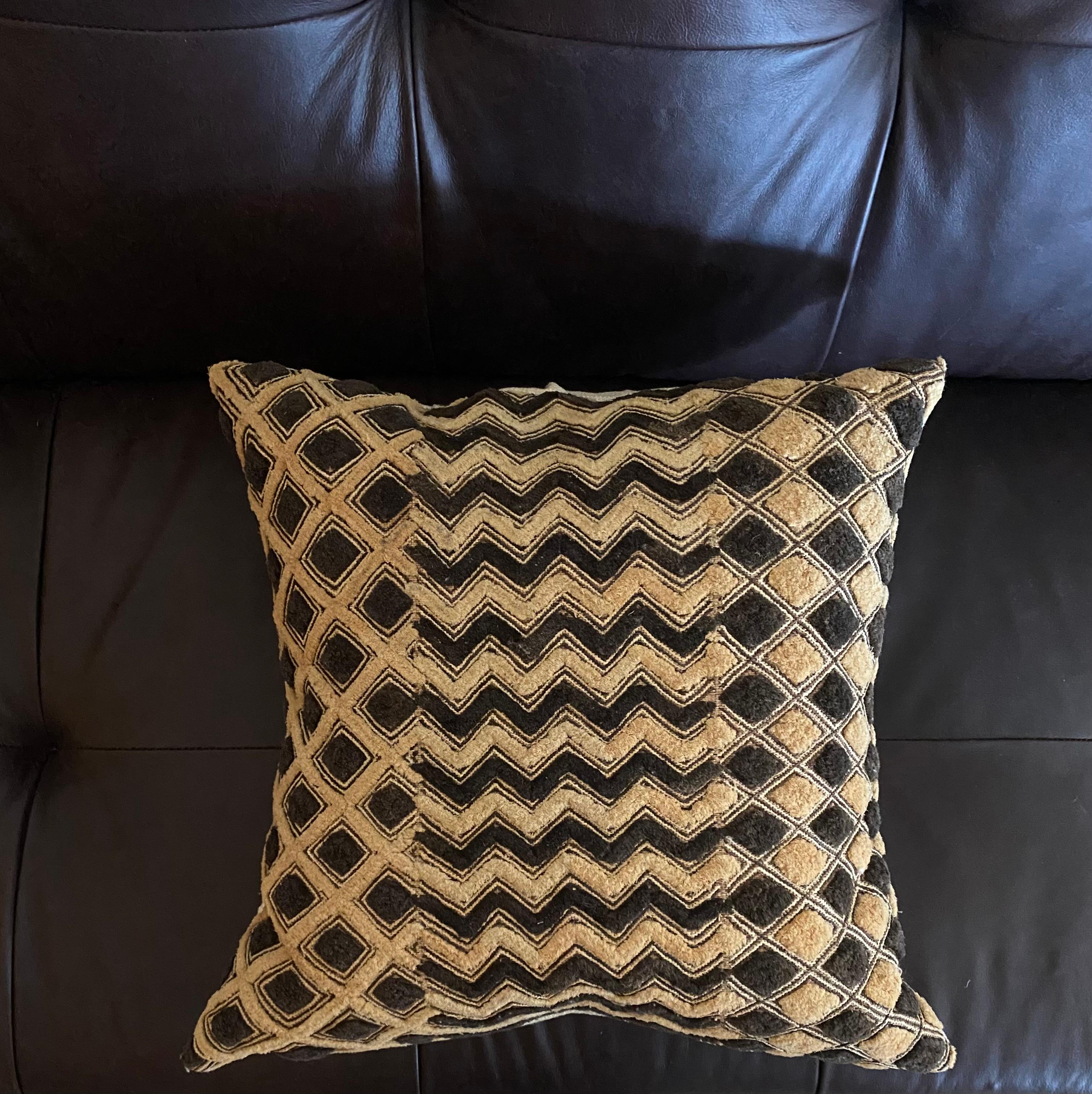 Kuba Shoowa Raffia Grass + Silk Pillows, Set of 4 (Congo) For Sale 4
