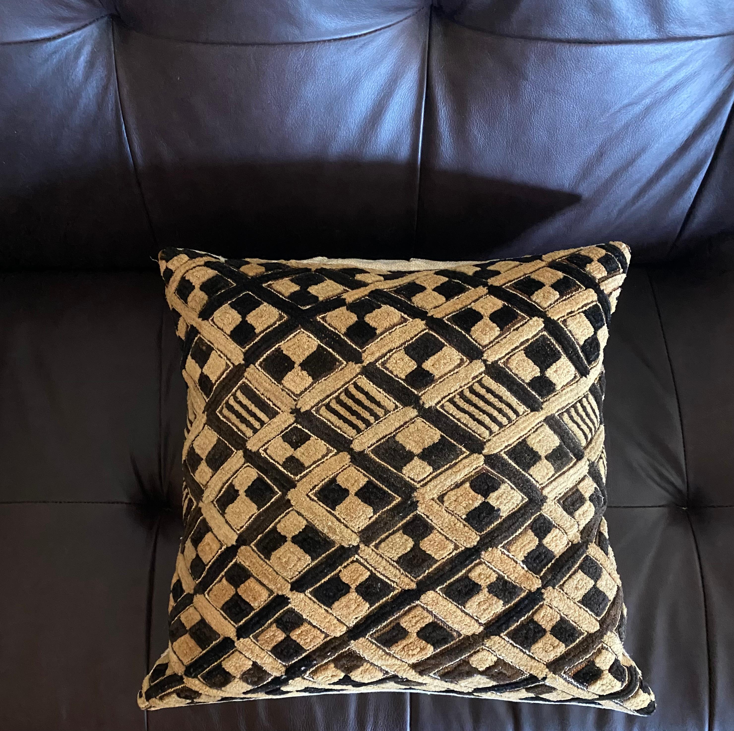 Kuba Shoowa Raffia Grass + Silk Pillows, Set of 4 (Congo) For Sale 5