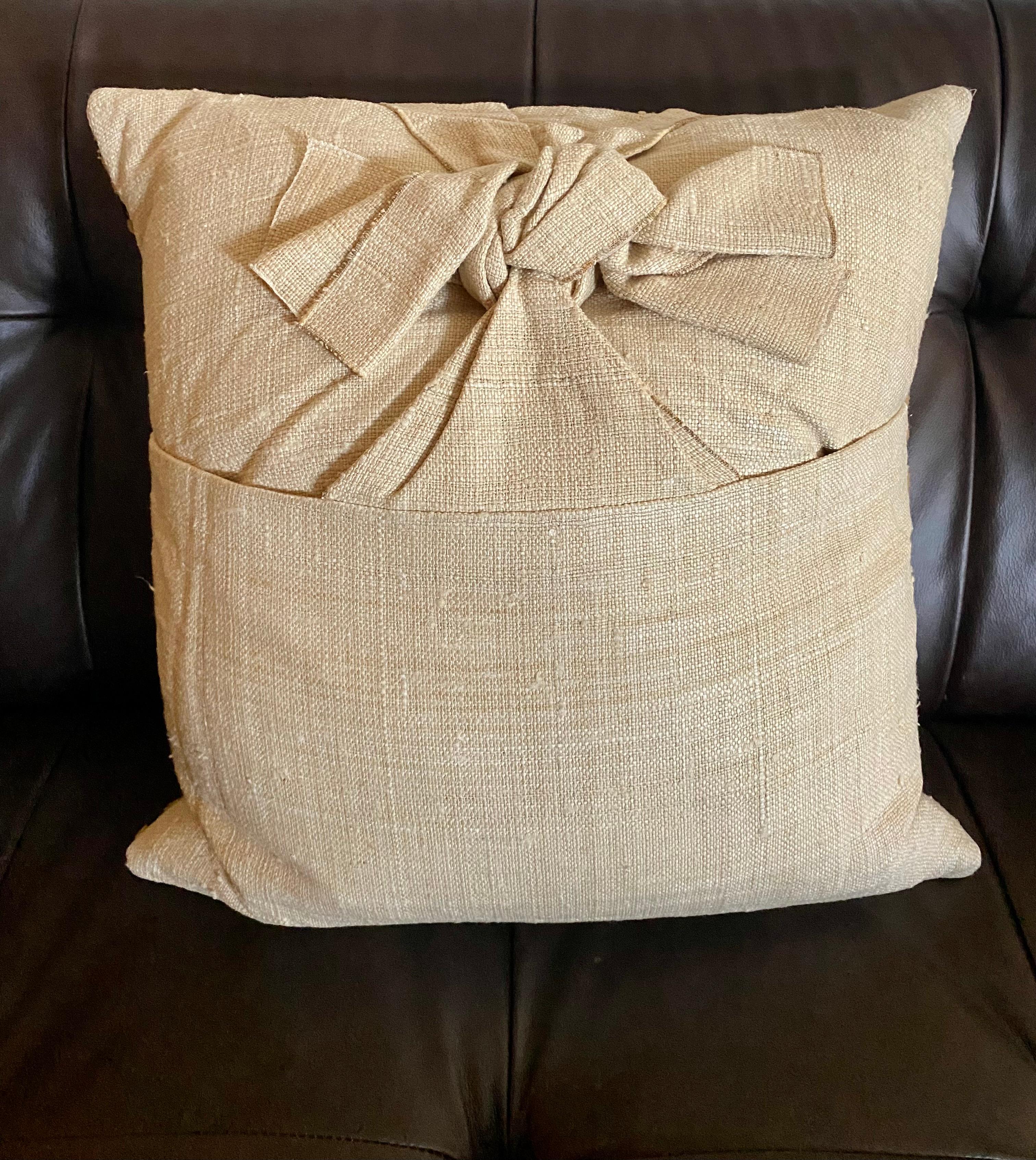 Kuba Shoowa Raffia Grass + Silk Pillows, Set of 4 (Congo) For Sale 6