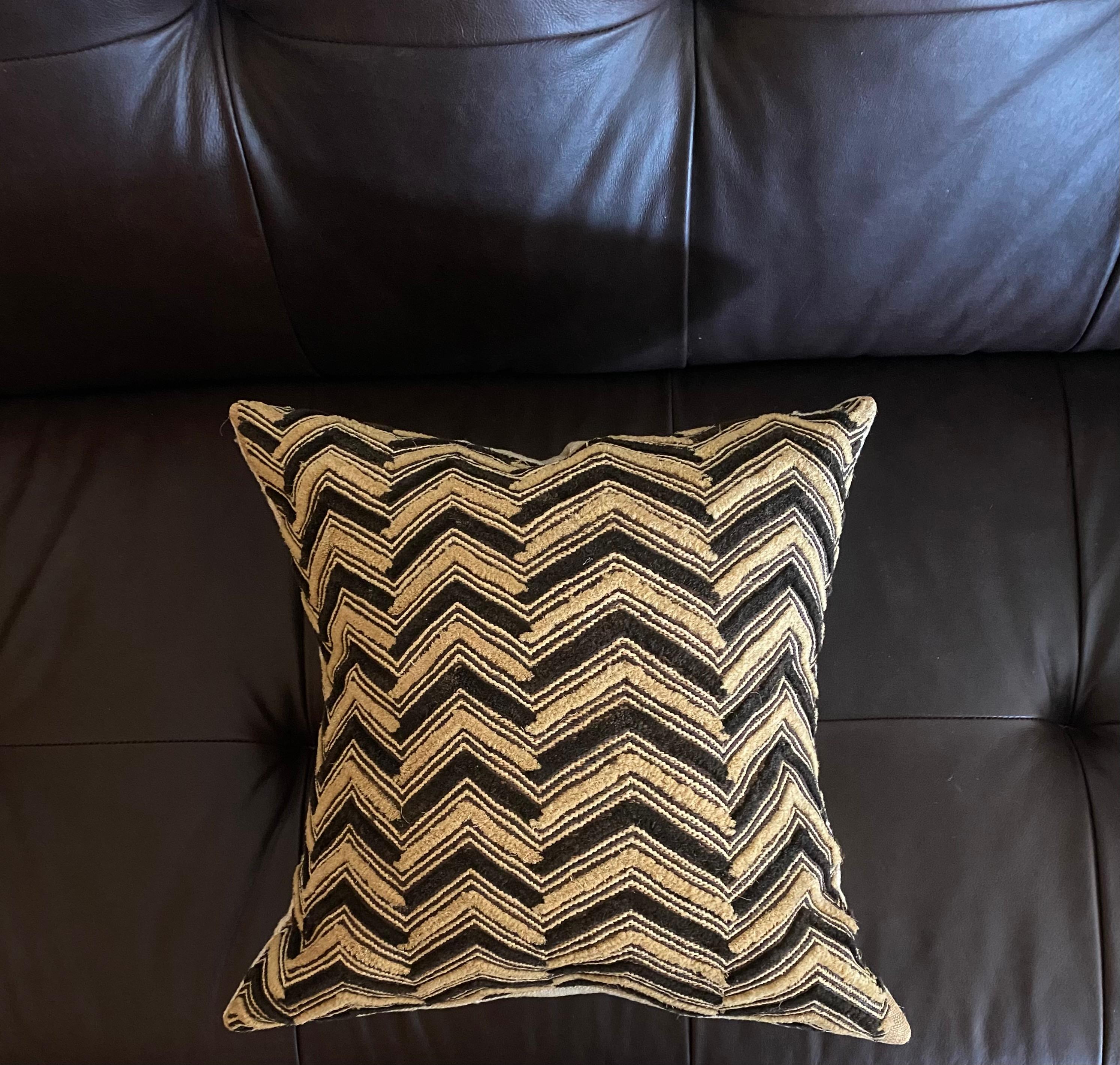 Kuba Shoowa Raffia Grass + Silk Pillows, Set of 4 (Congo) For Sale 3