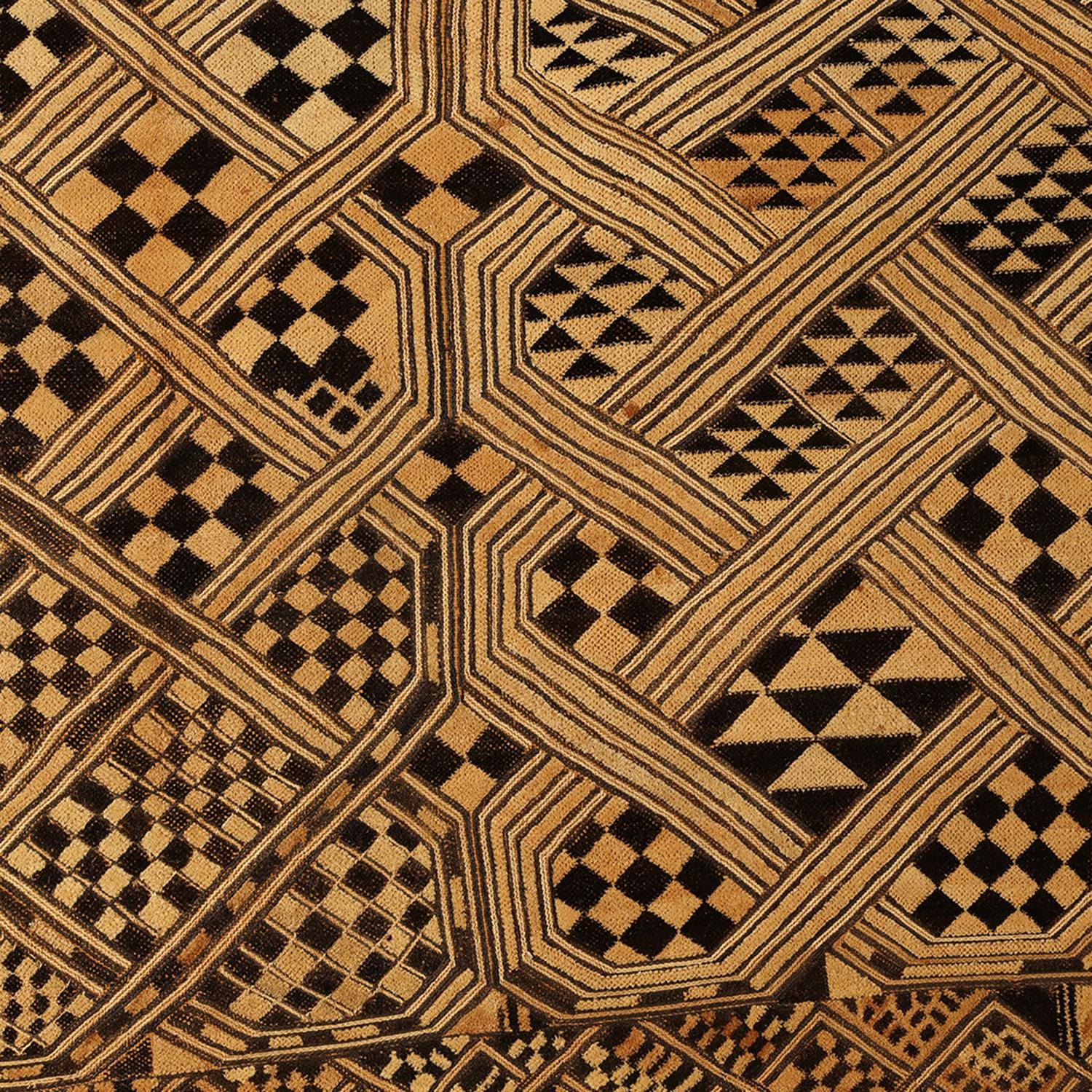 Panno Shoowa Prestige 
D.R.Congo, Popolo Kuba (Shoowa)
Metà del XX secolo 
Rafia, tinture naturali, ricamo a pelo corto
61 x 53.5 cm   (24″ x 21