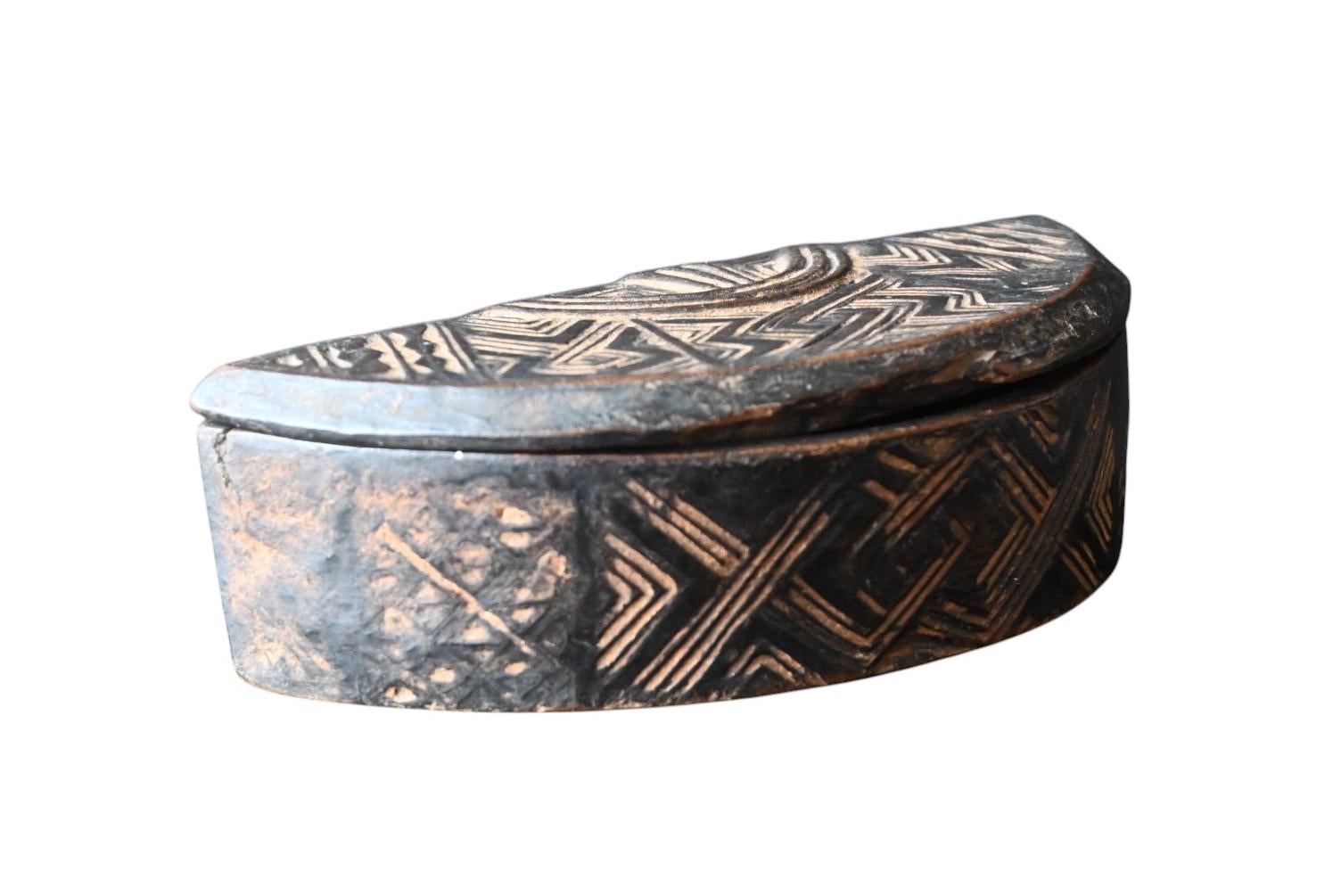Congolese Kuba tribal Tukula Box – Early 1900s, D.R. Congo For Sale