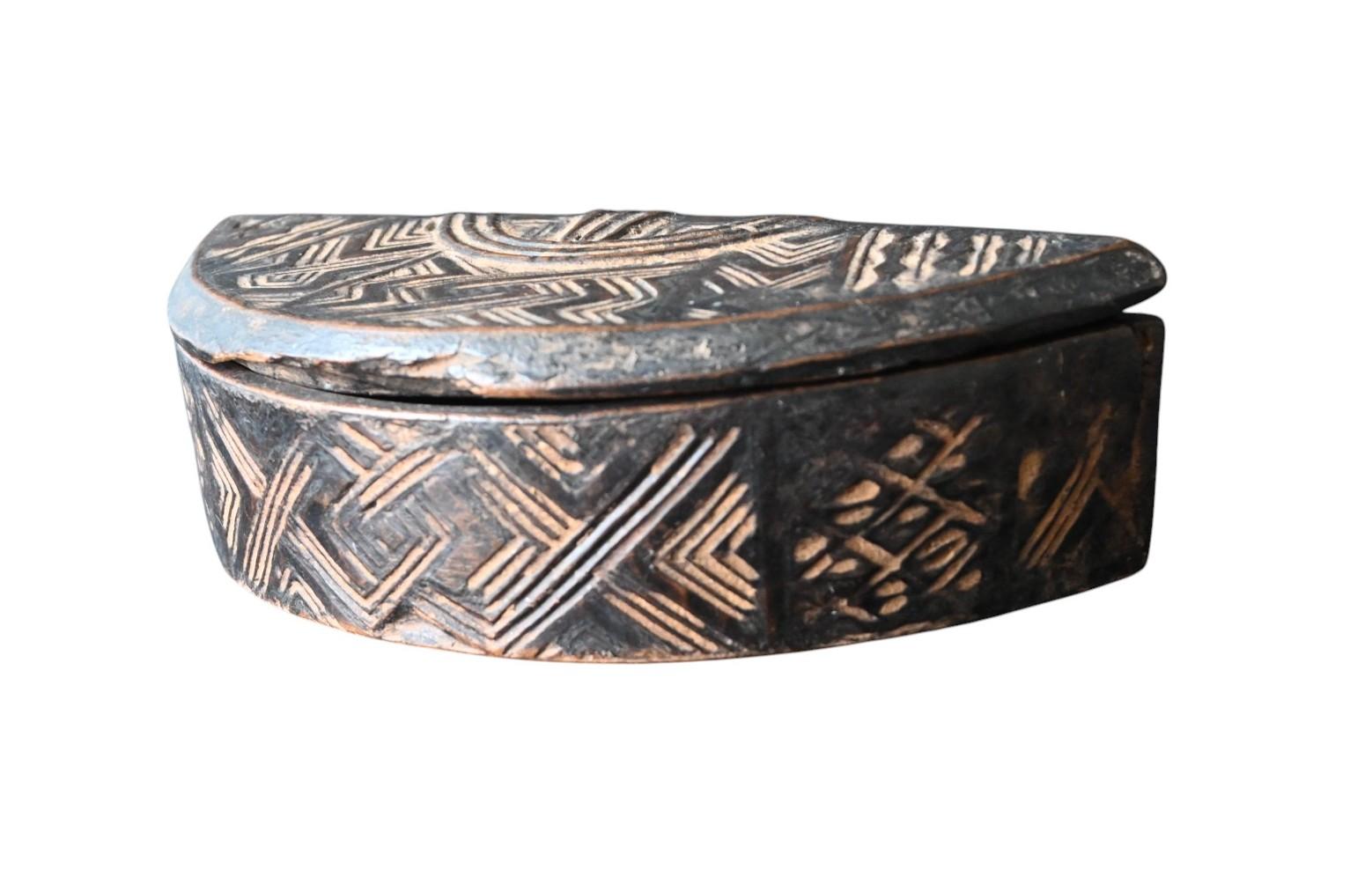 Hand-Carved Kuba tribal Tukula Box – Early 1900s, D.R. Congo For Sale