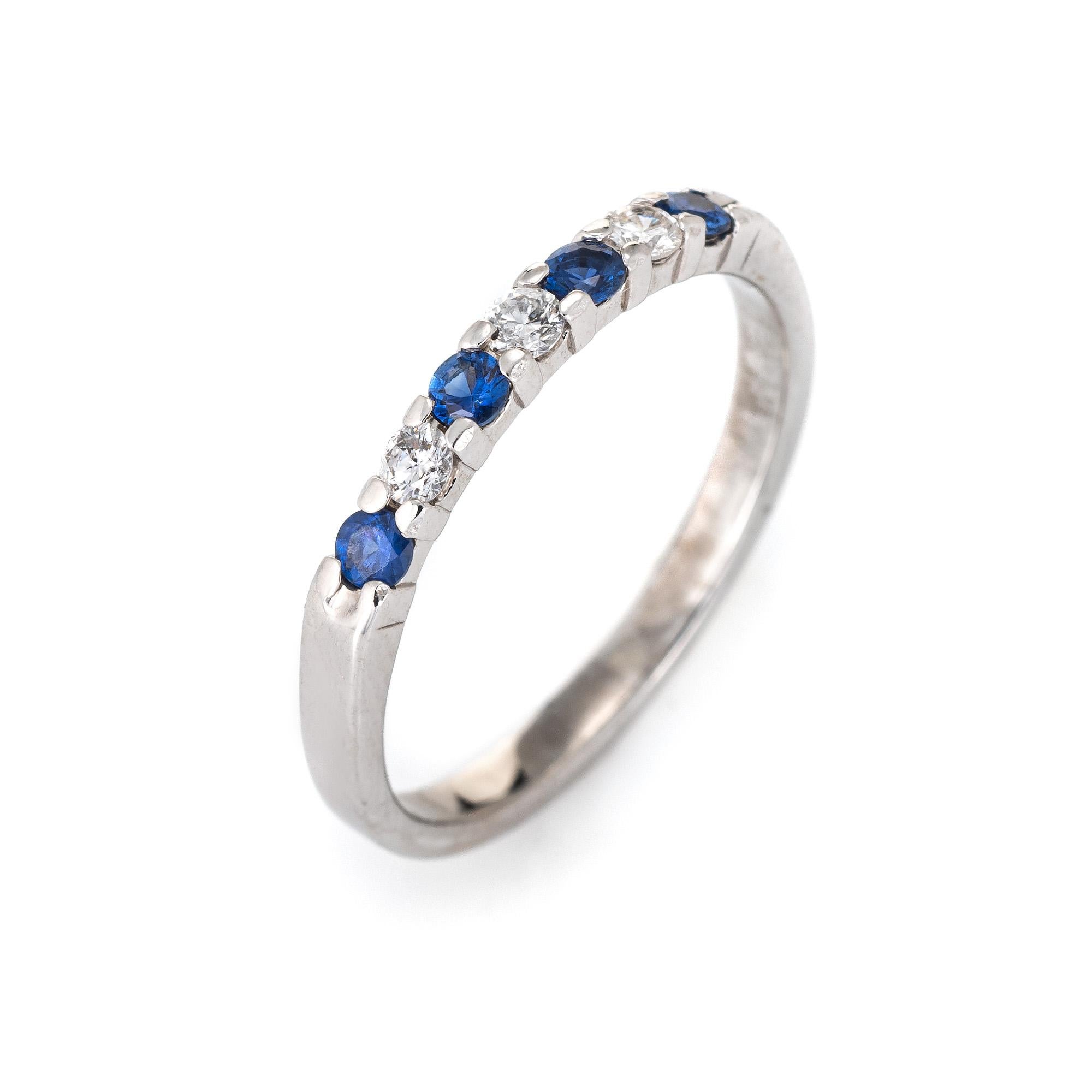 Stilvolle Kuber Diamant & Saphir Band in 10 Karat Weißgold gefertigt. 

Drei runde Diamanten im Brillantschliff mit einem geschätzten Gesamtgewicht von 0::06 Karat (geschätzte Farbe H-I und Reinheit SI2-I1). Vier Saphire haben zusammen einen