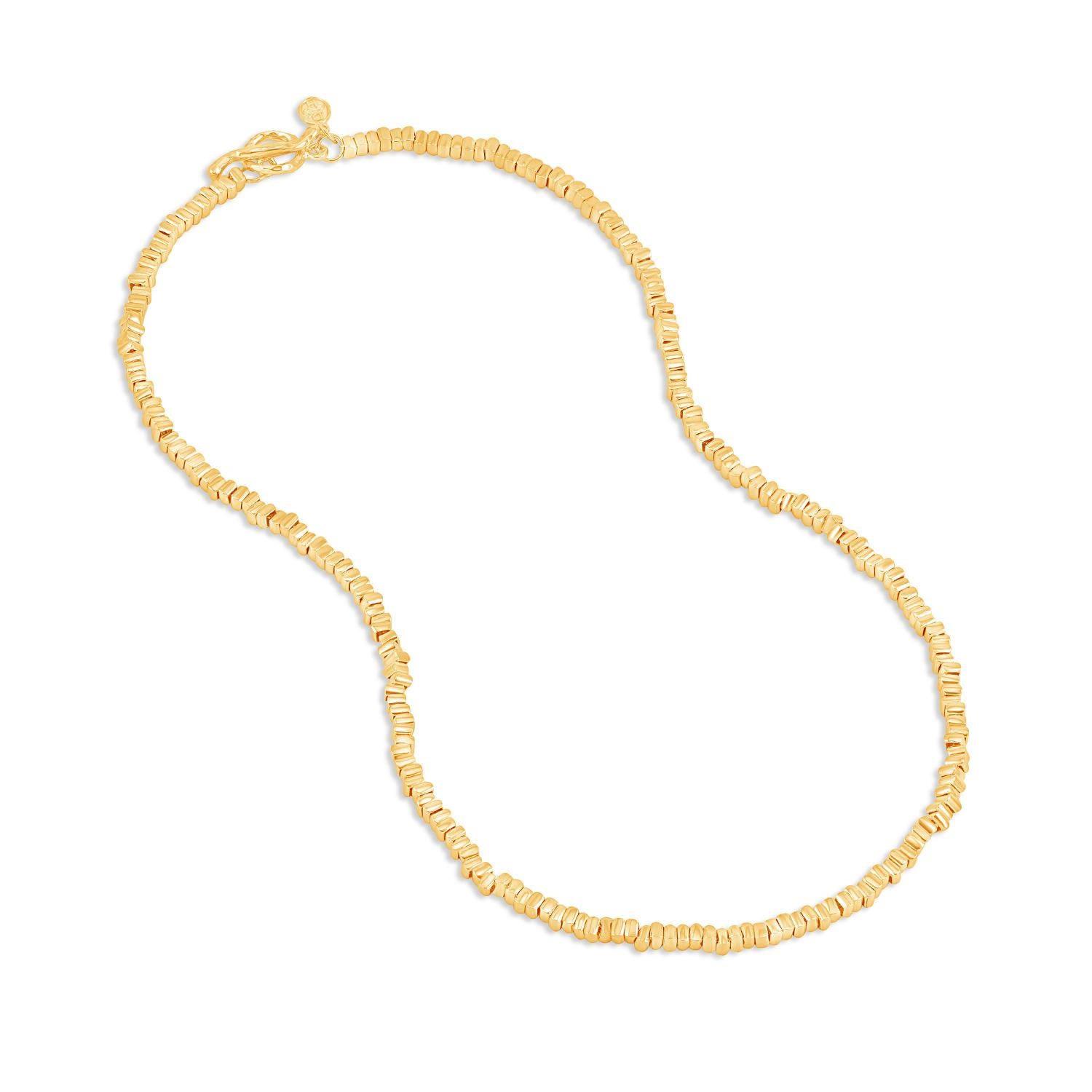 Un classico senza tempo, ideale da indossare a strati, questo modello molto amato è stato ripreso dai nostri archivi. Questa collana in argento sterling, realizzata a mano nel nostro studio di Londra, è composta da piccole perle quadrate 